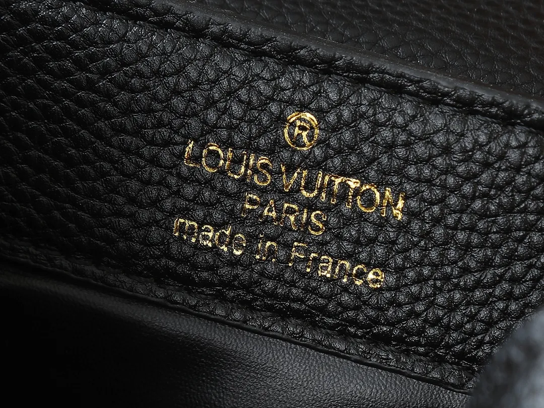 💰320💰Guangzhou goods Upgraded original M80071 M80041 M81410 M81258 M98477 This Capucines mini handbag displays the subtle sheen of the delicate Taurillon leather and python leather handles, embellished with iconic letters. The detachable wide shoulder strap allows the compact size to be worn on the shoulder or cross-body. Dimensions: 21.0 x 14.0 x 8.0 cm