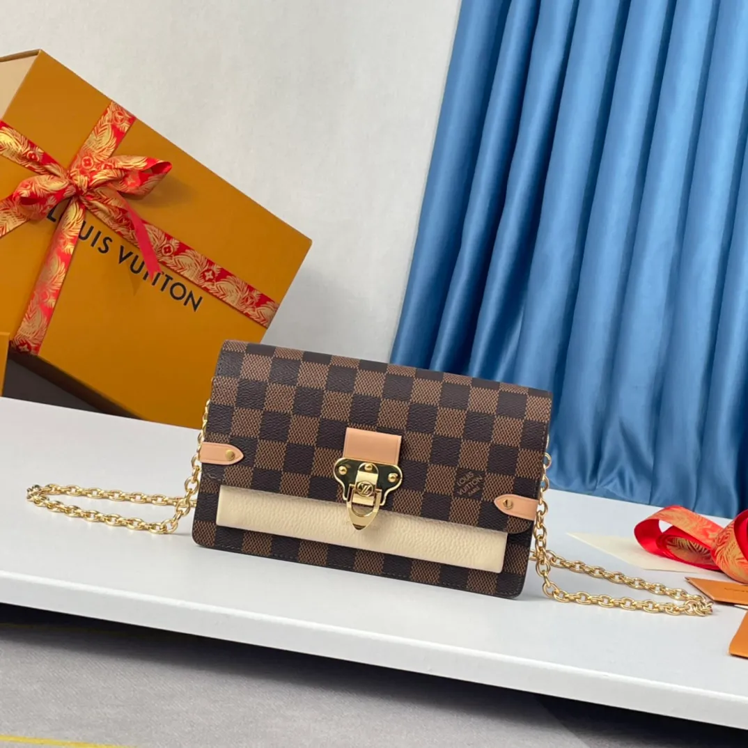P640 🇫🇷Exclusive real shot of overseas original order N60237! The Vavin Chain Wallet combines Louis Vuitton's signature Damier canvas with leather. The design element of the brand's traditional luggage is transformed into a gold hook and embellished flap. With the clever use of the detachable chain shoulder strap, it can be easily changed into various carrying methods, making it suitable for day and night occasions. Size: 19×12.5×4cm