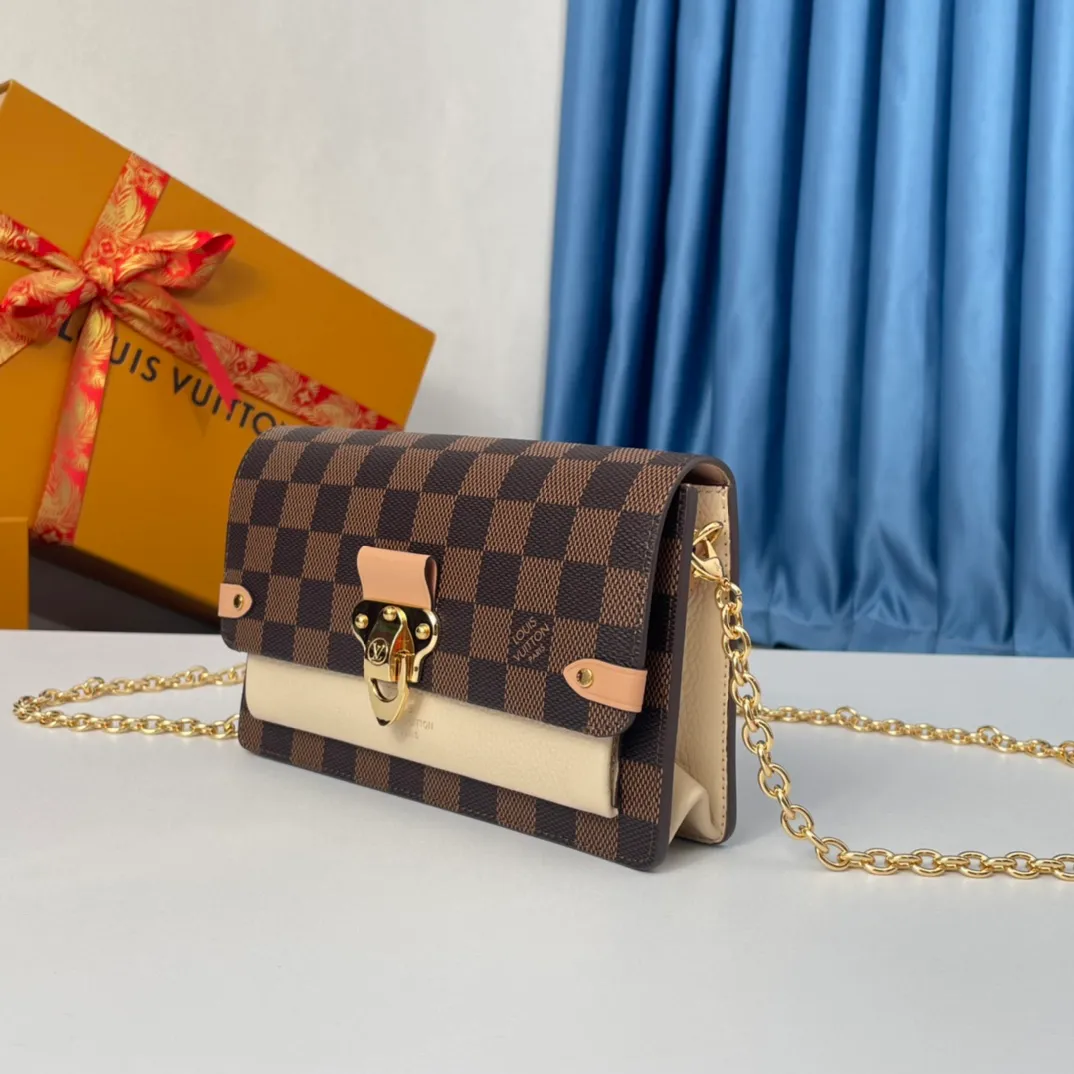 P640 🇫🇷Exclusive real shot of overseas original order N60237! The Vavin Chain Wallet combines Louis Vuitton's signature Damier canvas with leather. The design element of the brand's traditional luggage is transformed into a gold hook and embellished flap. With the clever use of the detachable chain shoulder strap, it can be easily changed into various carrying methods, making it suitable for day and night occasions. Size: 19×12.5×4cm
