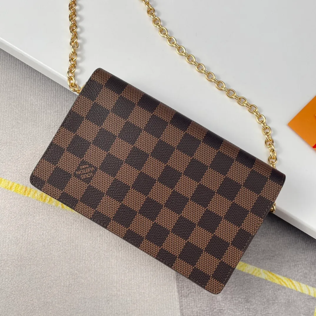 P640 🇫🇷Exclusive real shot of overseas original order N60237! The Vavin Chain Wallet combines Louis Vuitton's signature Damier canvas with leather. The design element of the brand's traditional luggage is transformed into a gold hook and embellished flap. With the clever use of the detachable chain shoulder strap, it can be easily changed into various carrying methods, making it suitable for day and night occasions. Size: 19×12.5×4cm