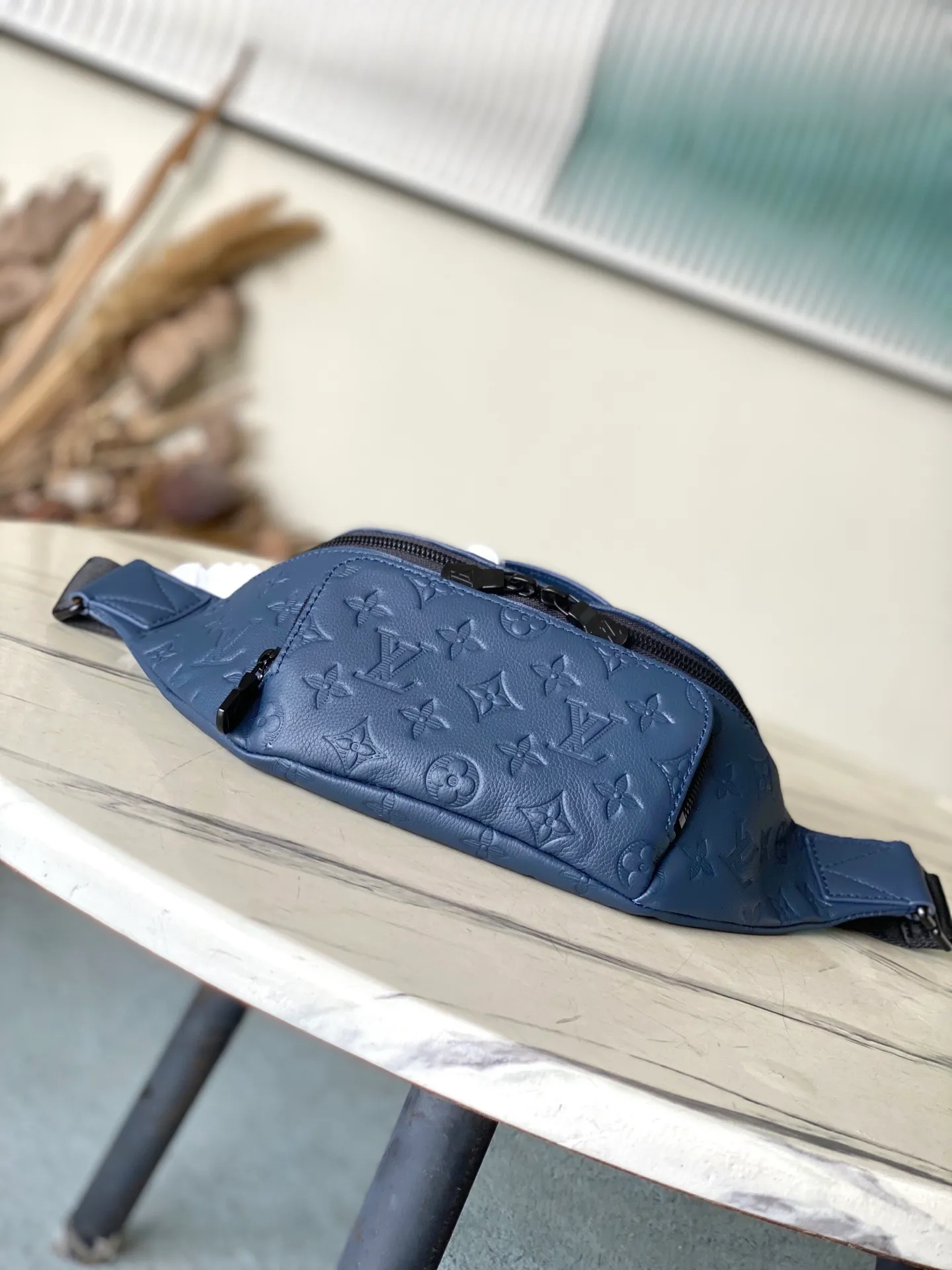 💰1100 (top-grain leather) top original order M14784 M25227 This Rush waist bag is made of Monogram Shadow cow leather to create a close-fitting structure. Its zippered front pocket allows easy access to mobile phones, keys and cards. The adjustable strap fastens with a sliding hook, making it easy to wear around the waist, on the shoulder or across the body, and the leather handles add handheld options and a sporty look. Dimensions: 30 × 15 × 8 cm