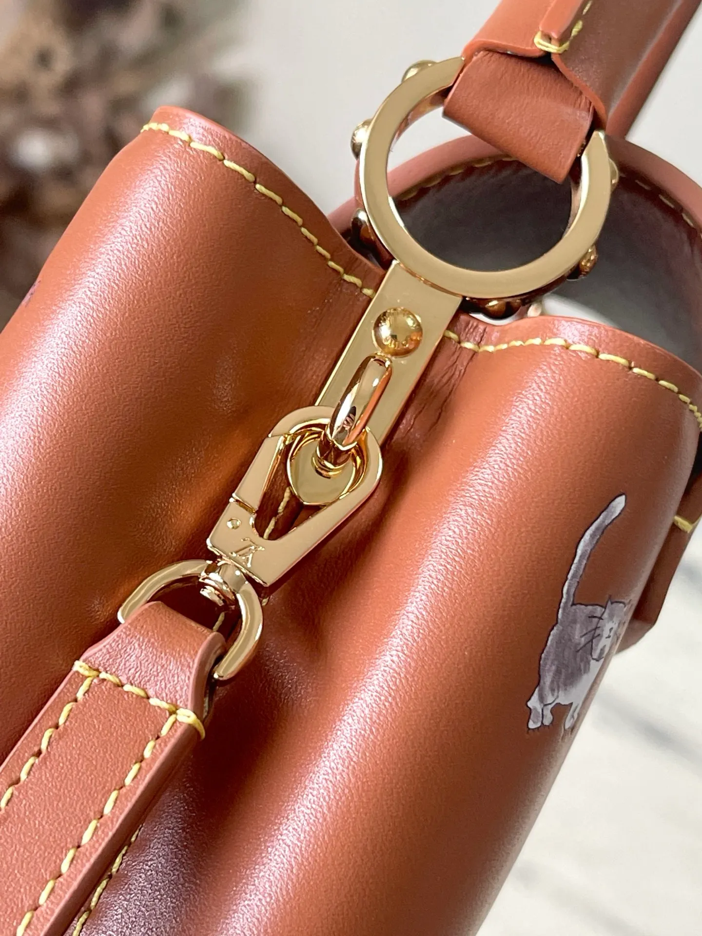 💰2200 "Special Original Leather" M25874 Mini LV Travels With series renders the Capucines mini handbag in classic colors, adding smart details with cat illustrations hand-drawn by fashion icon and artist Grace Coddington. This replica is derived from the first collaboration in 2019 and features a cowhide body with LV letters. The flip cover can be folded in or out, and the detachable long shoulder strap allows for a variety of carrying methods. 21 x 13.6 x 8cm