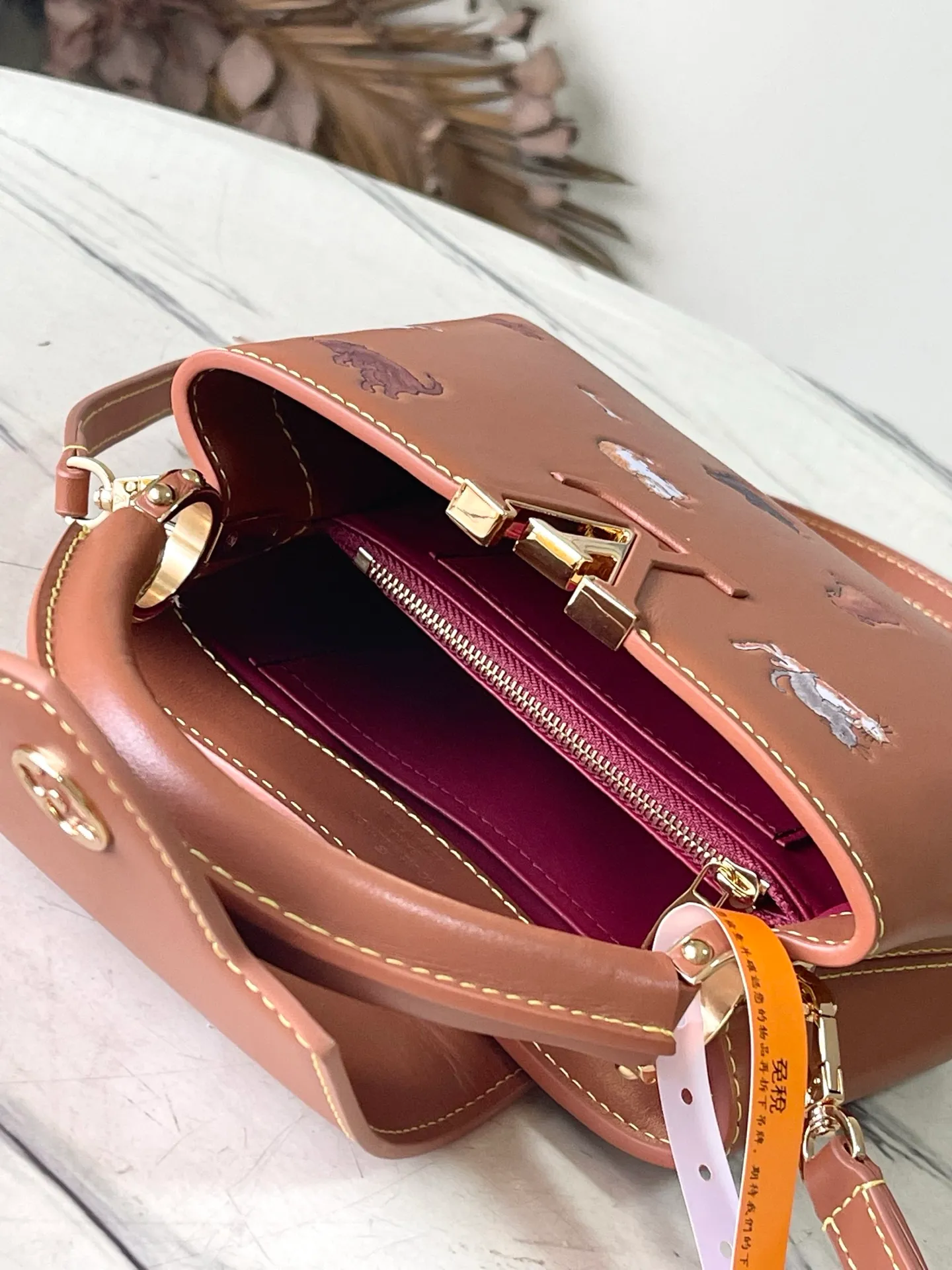 💰2200 "Special Original Leather" M25874 Mini LV Travels With series renders the Capucines mini handbag in classic colors, adding smart details with cat illustrations hand-drawn by fashion icon and artist Grace Coddington. This replica is derived from the first collaboration in 2019 and features a cowhide body with LV letters. The flip cover can be folded in or out, and the detachable long shoulder strap allows for a variety of carrying methods. 21 x 13.6 x 8cm
