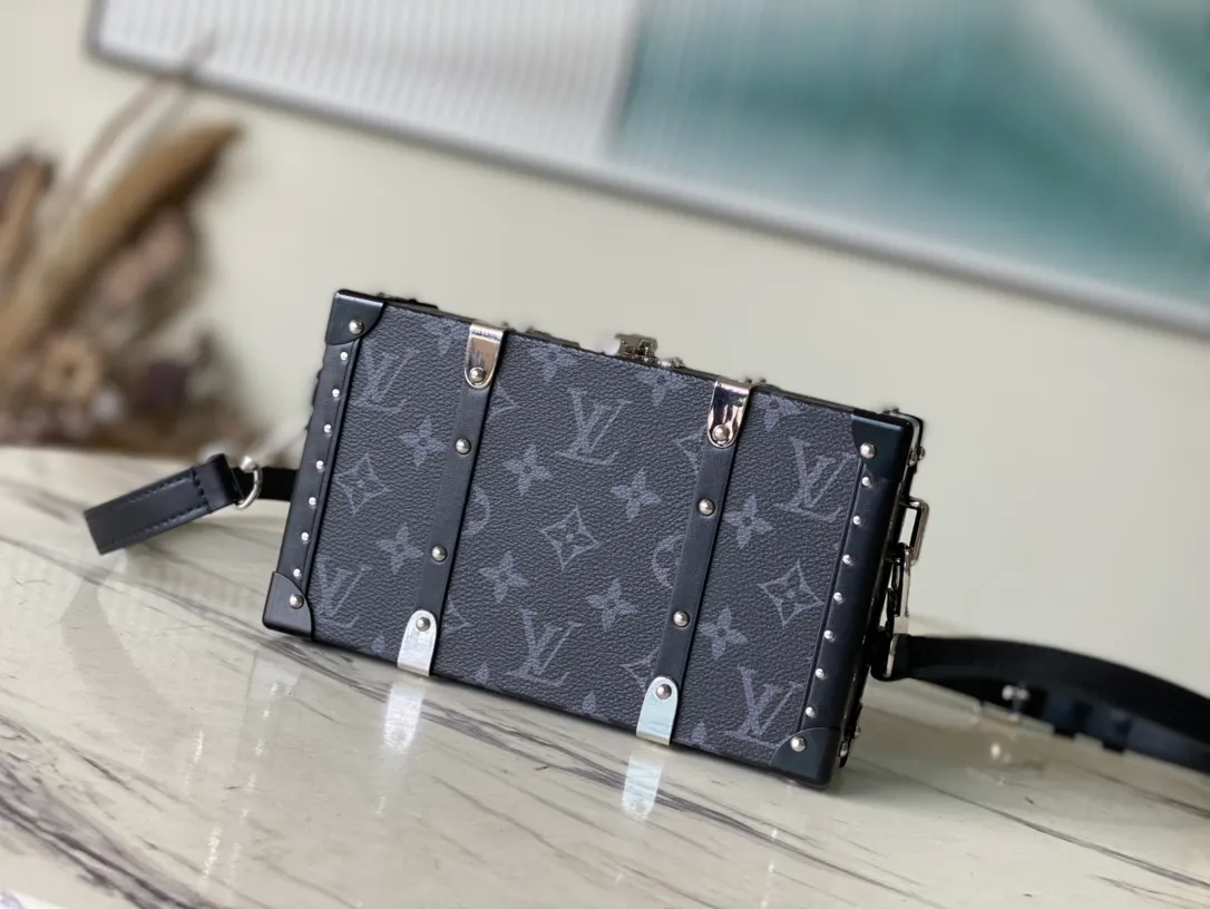 💰1400 (Steel Hardware) Top Original M20954 Black Flower Neo Wallet Trunk handbag uses elements such as the wooden strips and metal reinforced corners of the hard box, and is equipped with a detachable shoulder strap. Plenty of space to store daily necessities such as mobile phones, keys, wallets, cards, and wireless headphones. Dimensions: 21.5 x 12.3 x 6 cm