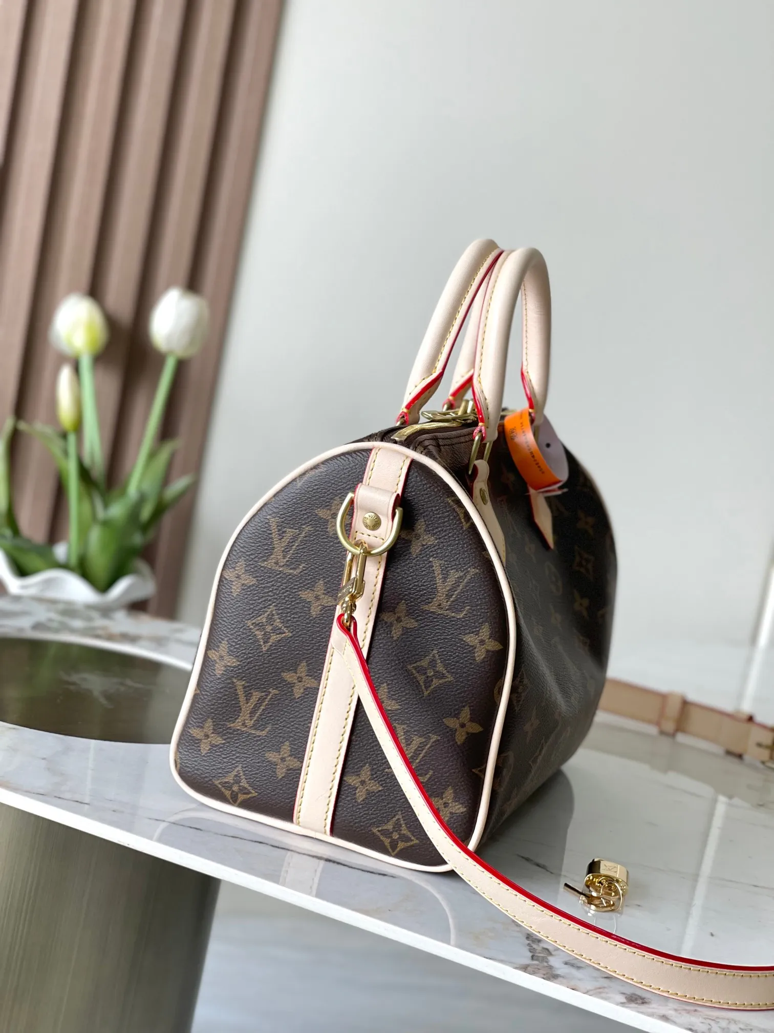 💰760 Top original model 41113 Flower Speedy series handbags were originally designed for travelers. The name pays tribute to the booming rapid transit system in the 1930s. This Speedy Bandoulière 25 handbag is made of Monogram canvas to reproduce the iconic structure, and continues the classic details with rolled leather handles, engraved padlock and detachable shoulder strap, making it an ideal choice for urban travel. 25x19x15cm