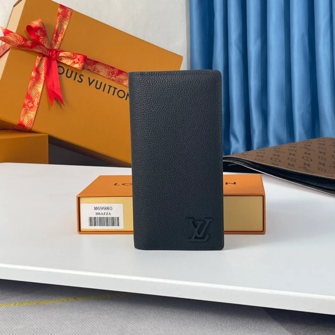 P130💰M69980, the new LV Aerogram Brazza wallet is made of heavy-grain cow leather with a delicate texture, and the metal LV letters are discreetly stamped with identity. Compartments and card slots accommodate banknotes, documents and coins, and are a perfect match for bags from the LV Aerogram series. Size: 19×10×2cm