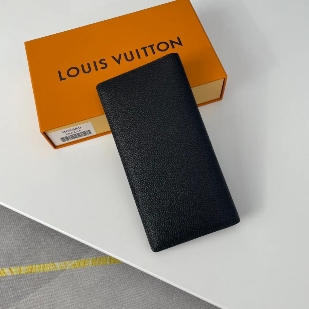 P130💰M69980, the new LV Aerogram Brazza wallet is made of heavy-grain cow leather with a delicate texture, and the metal LV letters are discreetly stamped with identity. Compartments and card slots accommodate banknotes, documents and coins, and are a perfect match for bags from the LV Aerogram series. Size: 19×10×2cm