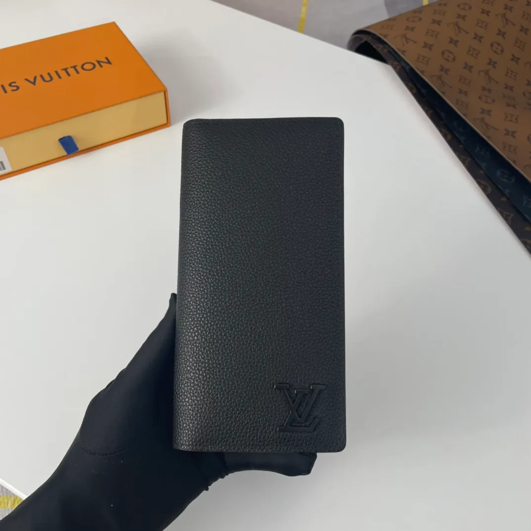 P130💰M69980, the new LV Aerogram Brazza wallet is made of heavy-grain cow leather with a delicate texture, and the metal LV letters are discreetly stamped with identity. Compartments and card slots accommodate banknotes, documents and coins, and are a perfect match for bags from the LV Aerogram series. Size: 19×10×2cm