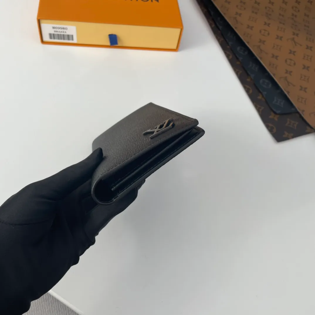 P130💰M69980, the new LV Aerogram Brazza wallet is made of heavy-grain cow leather with a delicate texture, and the metal LV letters are discreetly stamped with identity. Compartments and card slots accommodate banknotes, documents and coins, and are a perfect match for bags from the LV Aerogram series. Size: 19×10×2cm