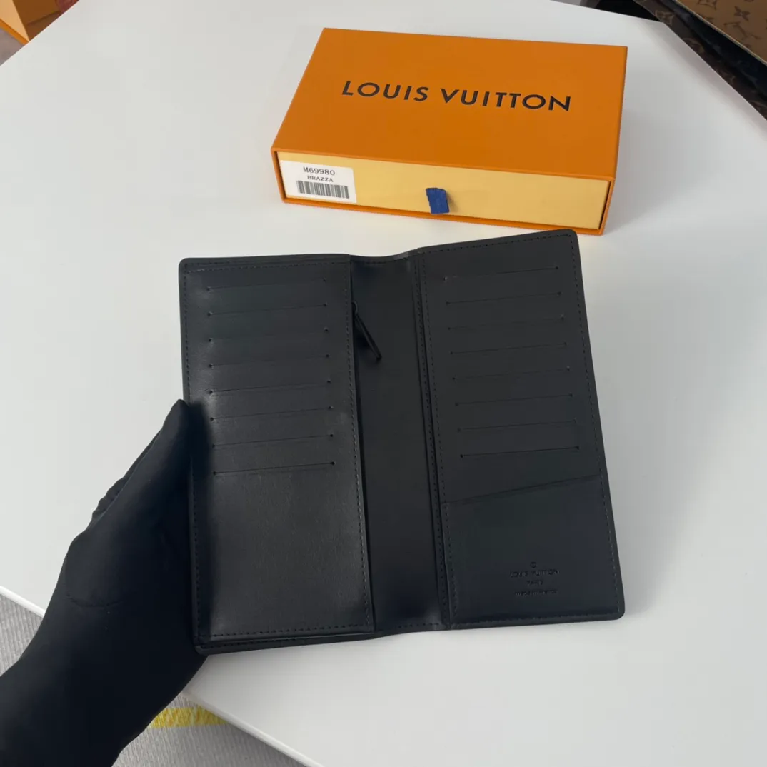 P130💰M69980, the new LV Aerogram Brazza wallet is made of heavy-grain cow leather with a delicate texture, and the metal LV letters are discreetly stamped with identity. Compartments and card slots accommodate banknotes, documents and coins, and are a perfect match for bags from the LV Aerogram series. Size: 19×10×2cm