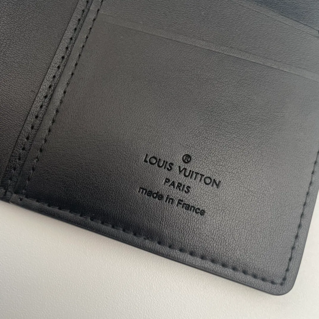 P130💰M69980, the new LV Aerogram Brazza wallet is made of heavy-grain cow leather with a delicate texture, and the metal LV letters are discreetly stamped with identity. Compartments and card slots accommodate banknotes, documents and coins, and are a perfect match for bags from the LV Aerogram series. Size: 19×10×2cm
