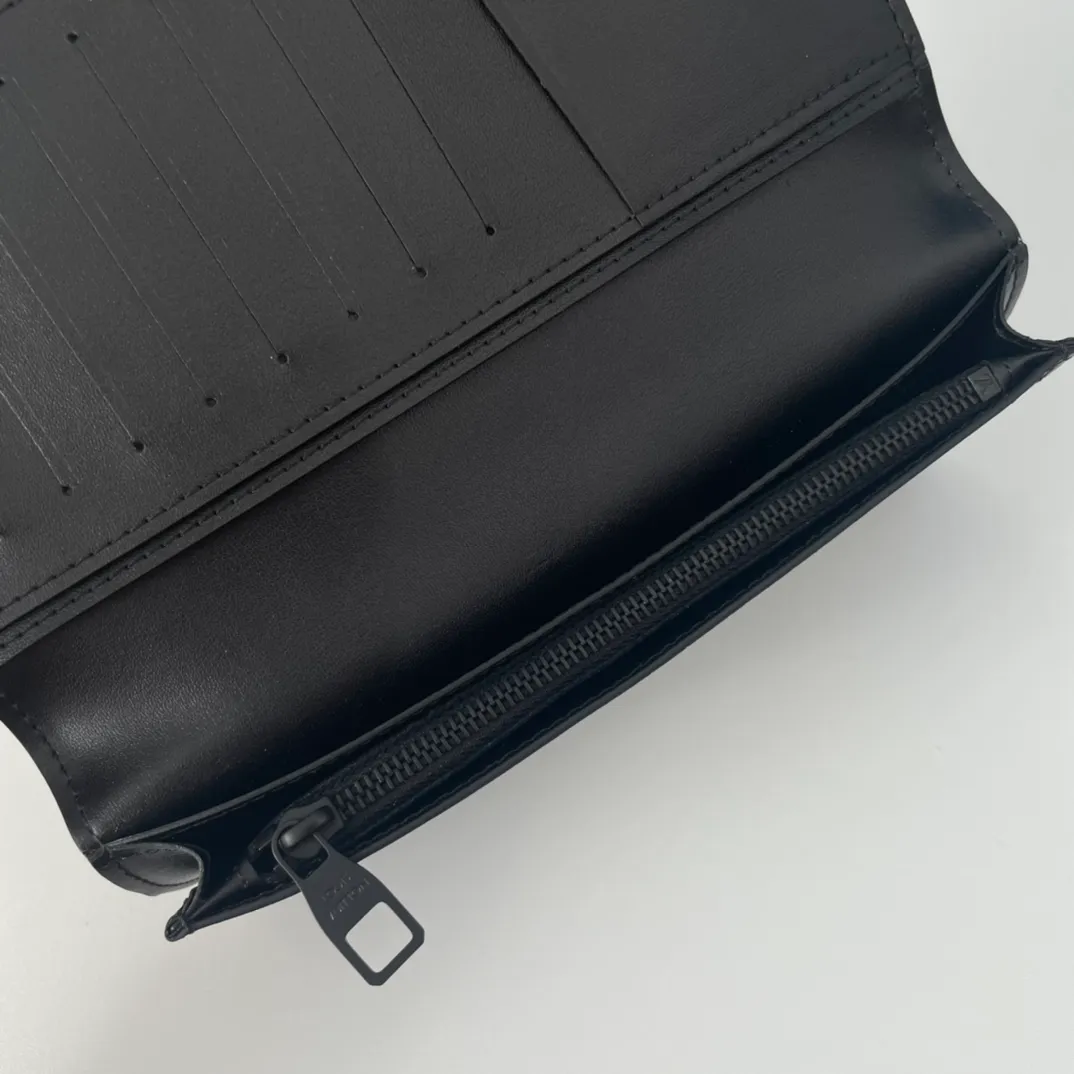 P130💰M69980, the new LV Aerogram Brazza wallet is made of heavy-grain cow leather with a delicate texture, and the metal LV letters are discreetly stamped with identity. Compartments and card slots accommodate banknotes, documents and coins, and are a perfect match for bags from the LV Aerogram series. Size: 19×10×2cm