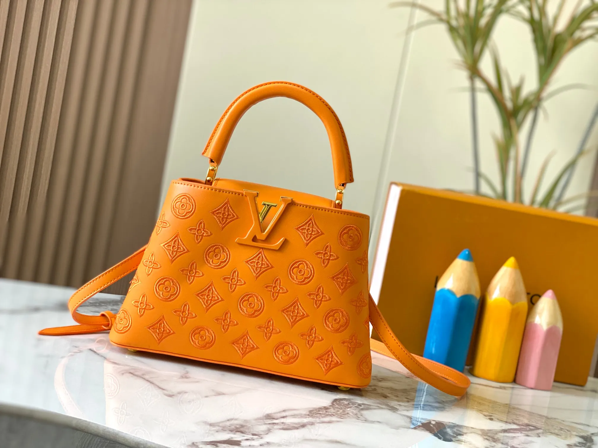 Upgraded version P460 M20742 Bourdon stitch embroidered gold buckle This Capucines BB handbag comes from the LV Broderie Anglaise capsule series designed by Nicolas Ghesquière, which transfers the embroidery technology in the ready-to-wear series to this. For the first time, the Monogram pattern appears on cow leather through cutting, and is embellished with Bourdon stitching, which is exquisitely crafted with craftsmanship.  Detailed features 27 x 18x9 cm (length x height x width)