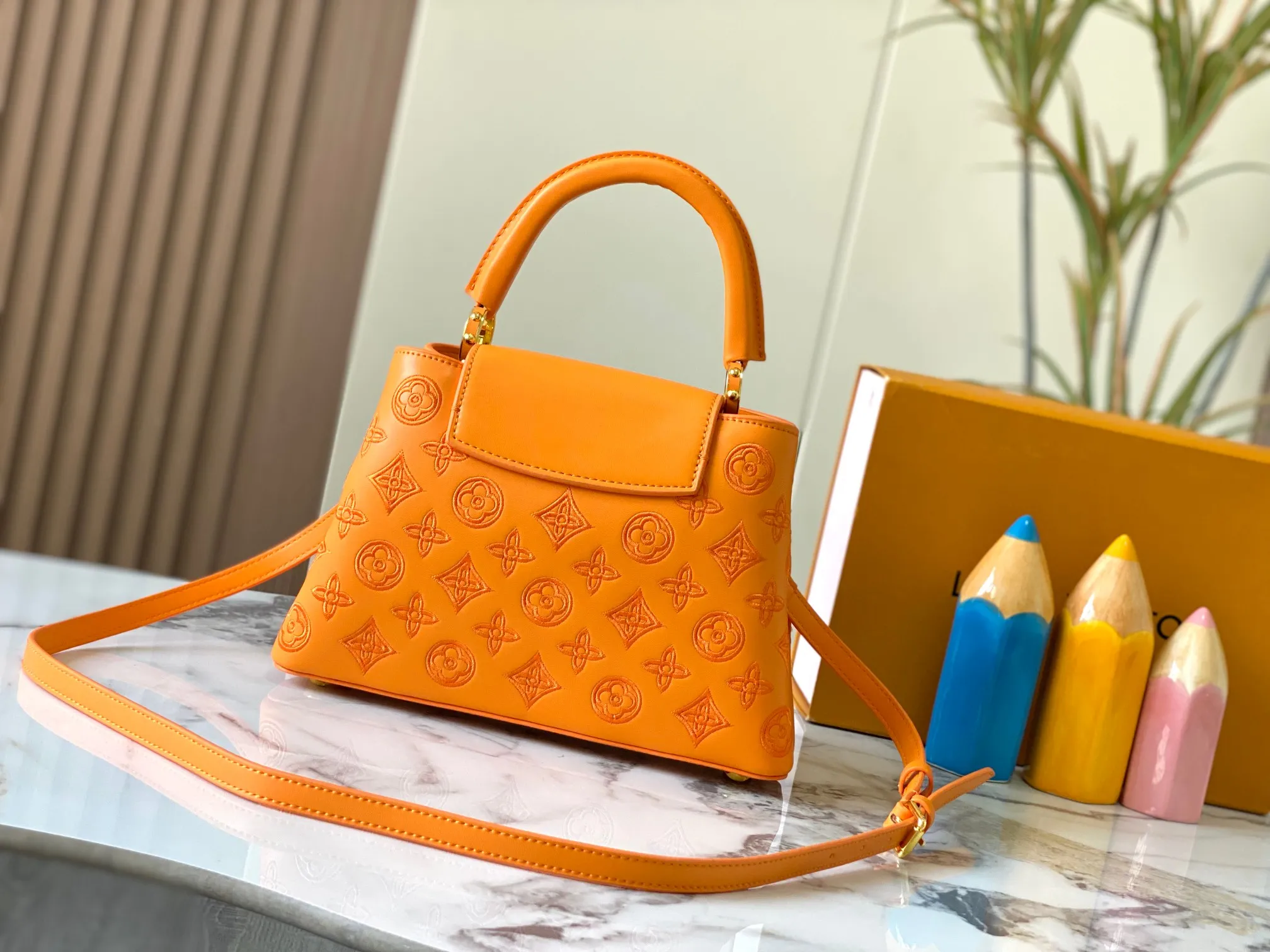 Upgraded version P460 M20742 Bourdon stitch embroidered gold buckle This Capucines BB handbag comes from the LV Broderie Anglaise capsule series designed by Nicolas Ghesquière, which transfers the embroidery technology in the ready-to-wear series to this. For the first time, the Monogram pattern appears on cow leather through cutting, and is embellished with Bourdon stitching, which is exquisitely crafted with craftsmanship.  Detailed features 27 x 18x9 cm (length x height x width)