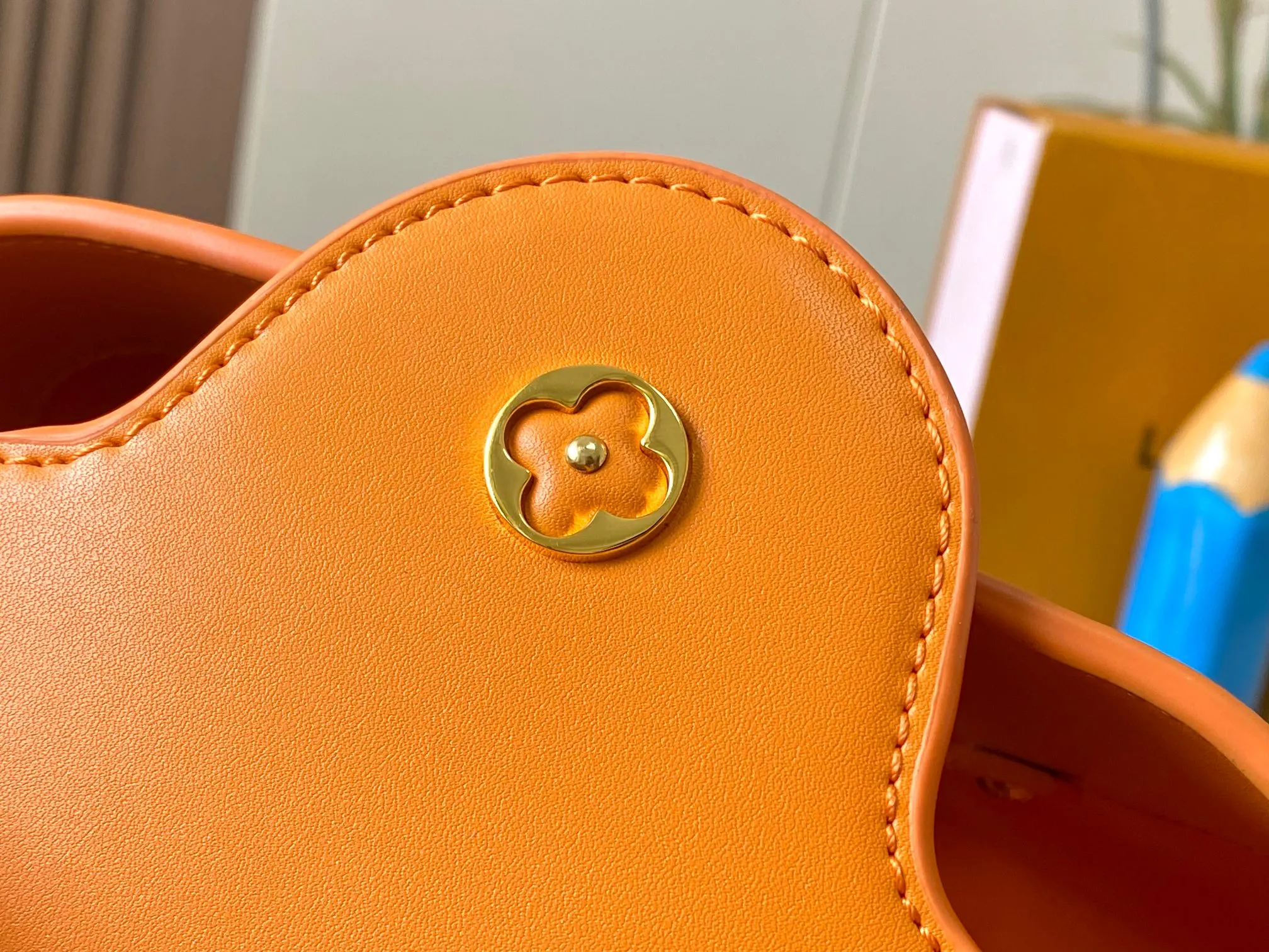 Upgraded version P460 M20742 Bourdon stitch embroidered gold buckle This Capucines BB handbag comes from the LV Broderie Anglaise capsule series designed by Nicolas Ghesquière, which transfers the embroidery technology in the ready-to-wear series to this. For the first time, the Monogram pattern appears on cow leather through cutting, and is embellished with Bourdon stitching, which is exquisitely crafted with craftsmanship.  Detailed features 27 x 18x9 cm (length x height x width)
