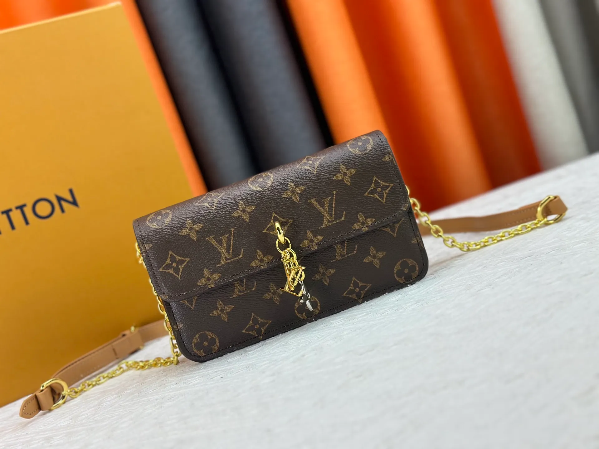 P240 M14564 M14547 M14581 M14549 M14548 Official website latest🆕Spring and summer commuter chain card holder, hijab with original LV letter hardware, original frosted leather, fine and soft leather, exquisite and compact version, equipped with three card slots, which can insert cards💳 and can hold mobile phones📱! Equipped with a ⛓chain shoulder strap, it can be worn 🉑on one shoulder🉑cross the body. When the chains ⛓ are overlapped, it can be carried under the armpits or directly used as a clutch bag! One bag, multiple ways to carry it, looks great and is very practical! Size: 20×11.5×4CM