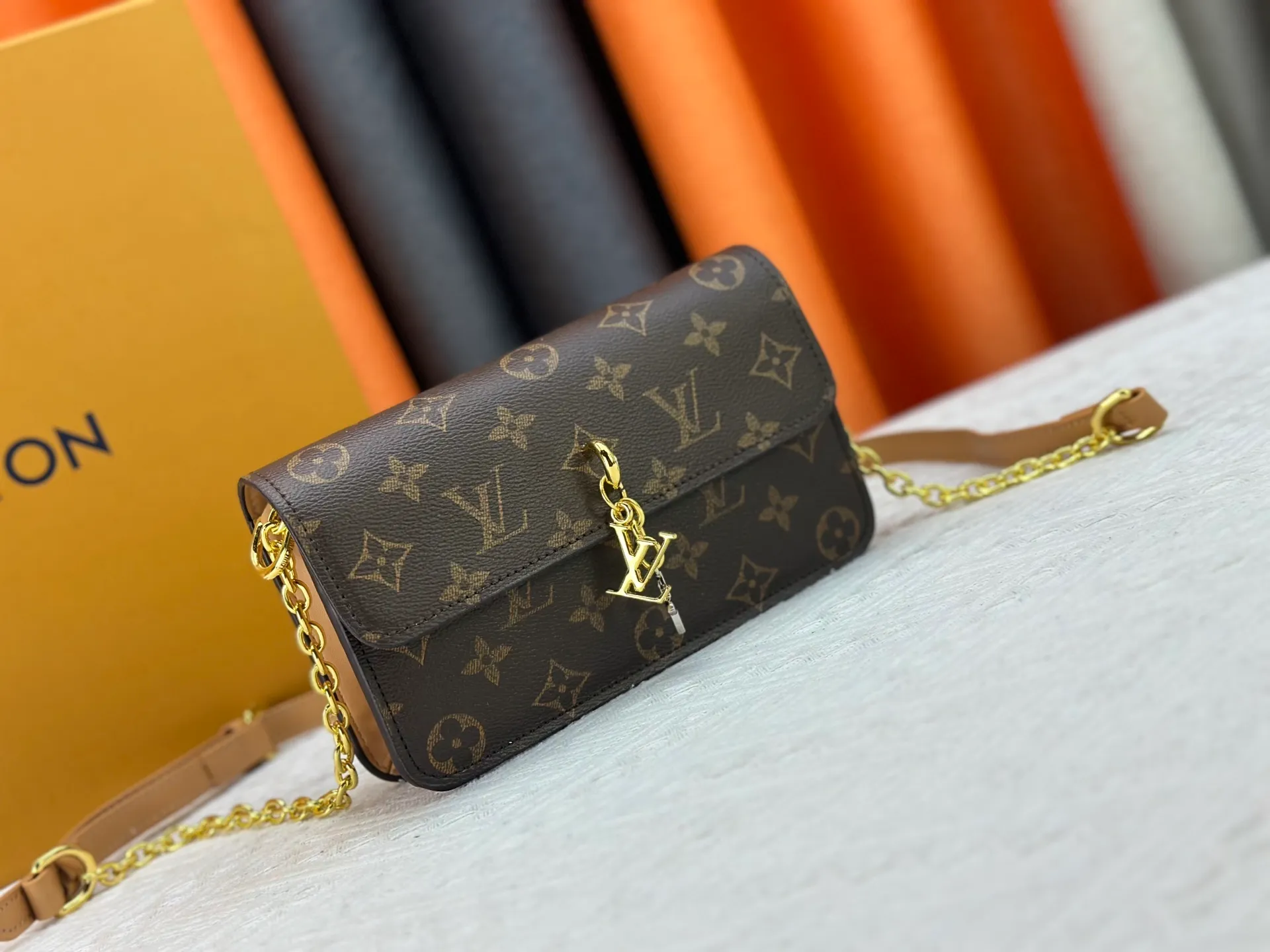 P240 M14564 M14547 M14581 M14549 M14548 Official website latest🆕Spring and summer commuter chain card holder, hijab with original LV letter hardware, original frosted leather, fine and soft leather, exquisite and compact version, equipped with three card slots, which can insert cards💳 and can hold mobile phones📱! Equipped with a ⛓chain shoulder strap, it can be worn 🉑on one shoulder🉑cross the body. When the chains ⛓ are overlapped, it can be carried under the armpits or directly used as a clutch bag! One bag, multiple ways to carry it, looks great and is very practical! Size: 20×11.5×4CM