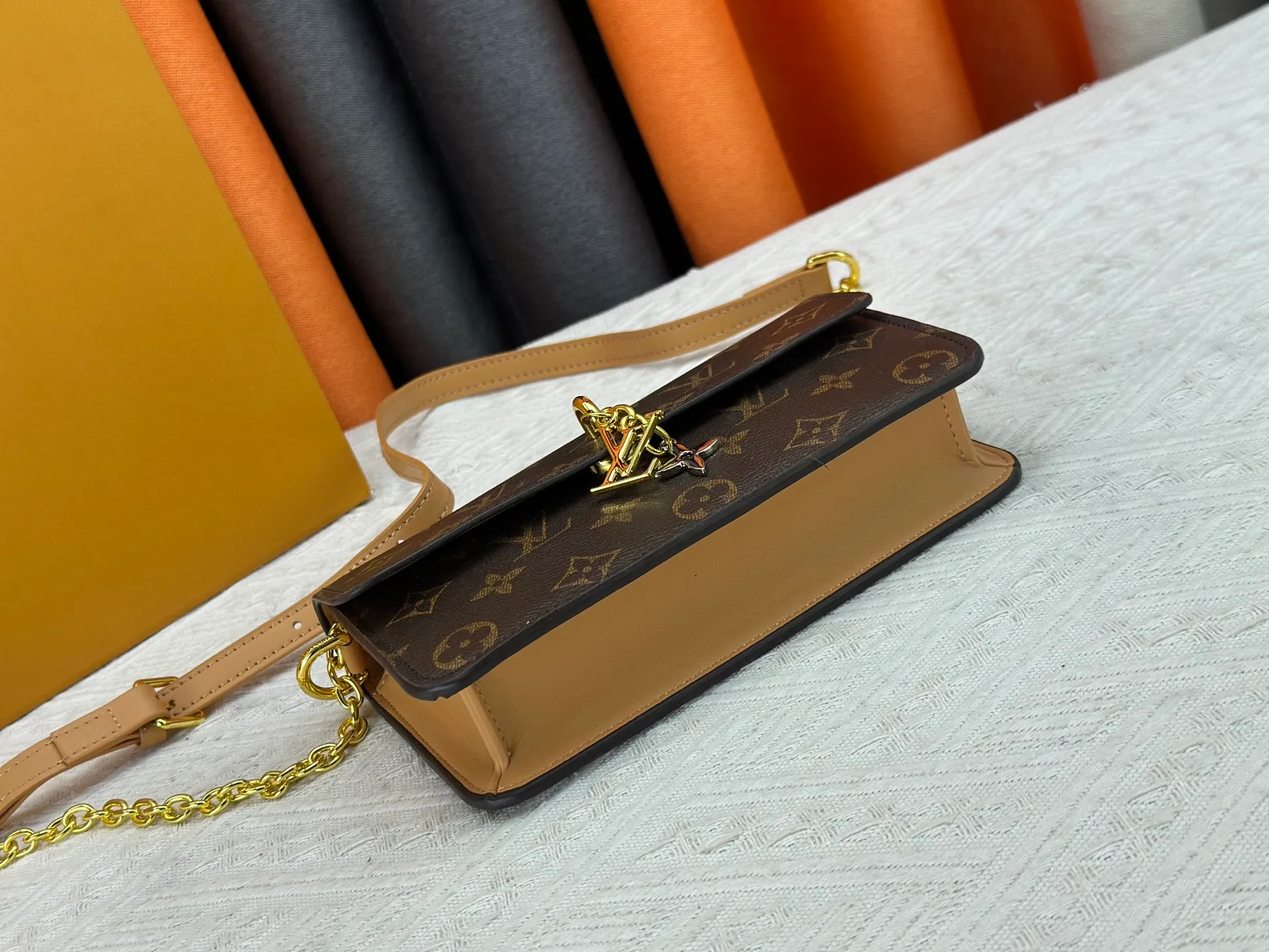 P240 M14564 M14547 M14581 M14549 M14548 Official website latest🆕Spring and summer commuter chain card holder, hijab with original LV letter hardware, original frosted leather, fine and soft leather, exquisite and compact version, equipped with three card slots, which can insert cards💳 and can hold mobile phones📱! Equipped with a ⛓chain shoulder strap, it can be worn 🉑on one shoulder🉑cross the body. When the chains ⛓ are overlapped, it can be carried under the armpits or directly used as a clutch bag! One bag, multiple ways to carry it, looks great and is very practical! Size: 20×11.5×4CM