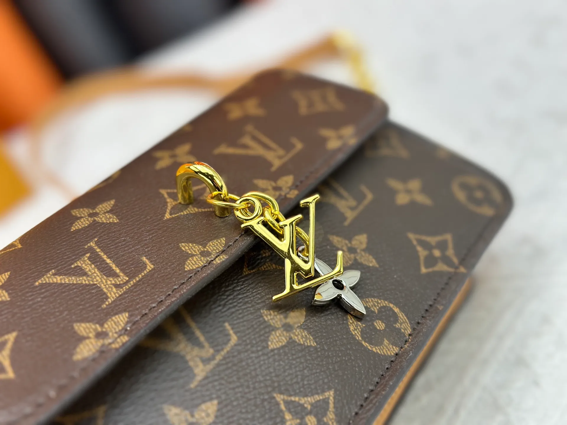 P240 M14564 M14547 M14581 M14549 M14548 Official website latest🆕Spring and summer commuter chain card holder, hijab with original LV letter hardware, original frosted leather, fine and soft leather, exquisite and compact version, equipped with three card slots, which can insert cards💳 and can hold mobile phones📱! Equipped with a ⛓chain shoulder strap, it can be worn 🉑on one shoulder🉑cross the body. When the chains ⛓ are overlapped, it can be carried under the armpits or directly used as a clutch bag! One bag, multiple ways to carry it, looks great and is very practical! Size: 20×11.5×4CM