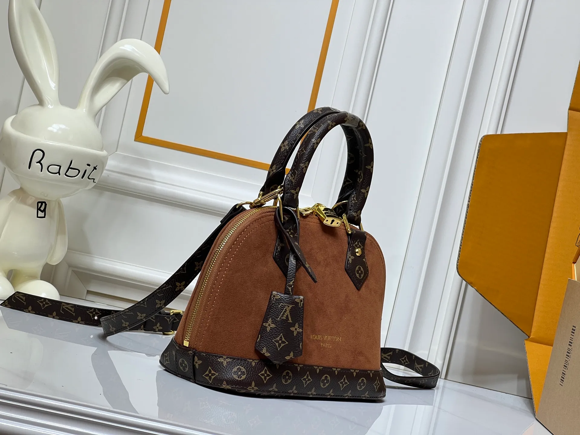 Batch 300💰Presbyopic brown M53152 M90611 M82717 Louis Vuitton's iconic handbag, one of the most structured and structured. Its prototype is a piece designed by Gaston Vuitton and named after the Alma Bridge, which connects two adjacent fashionable districts in Paris. Signature Monogram canvas gives it a classic feel. Dimensions: 25 x 19 x 12 cm (length x height x width)