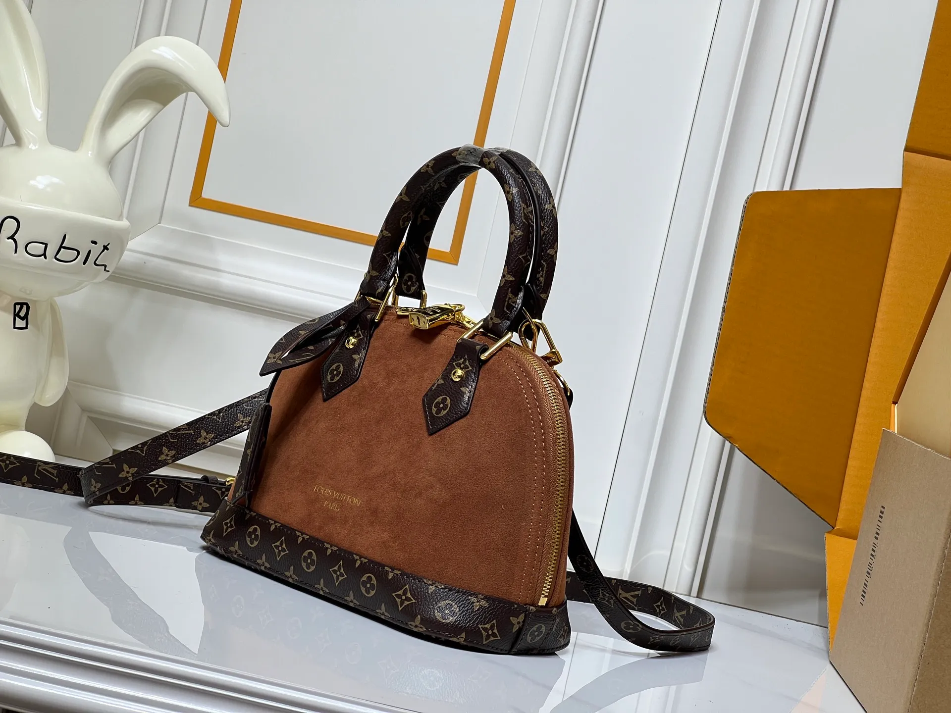 Batch 300💰Presbyopic brown M53152 M90611 M82717 Louis Vuitton's iconic handbag, one of the most structured and structured. Its prototype is a piece designed by Gaston Vuitton and named after the Alma Bridge, which connects two adjacent fashionable districts in Paris. Signature Monogram canvas gives it a classic feel. Dimensions: 25 x 19 x 12 cm (length x height x width)
