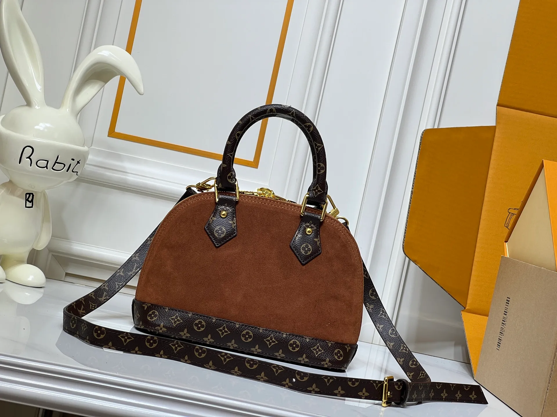Batch 300💰Presbyopic brown M53152 M90611 M82717 Louis Vuitton's iconic handbag, one of the most structured and structured. Its prototype is a piece designed by Gaston Vuitton and named after the Alma Bridge, which connects two adjacent fashionable districts in Paris. Signature Monogram canvas gives it a classic feel. Dimensions: 25 x 19 x 12 cm (length x height x width)