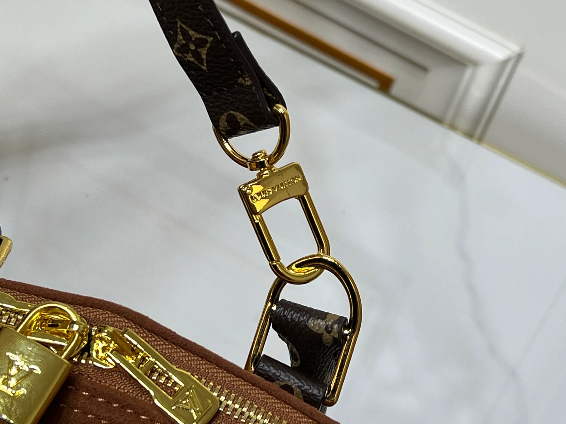 Batch 300💰Presbyopic brown M53152 M90611 M82717 Louis Vuitton's iconic handbag, one of the most structured and structured. Its prototype is a piece designed by Gaston Vuitton and named after the Alma Bridge, which connects two adjacent fashionable districts in Paris. Signature Monogram canvas gives it a classic feel. Dimensions: 25 x 19 x 12 cm (length x height x width)