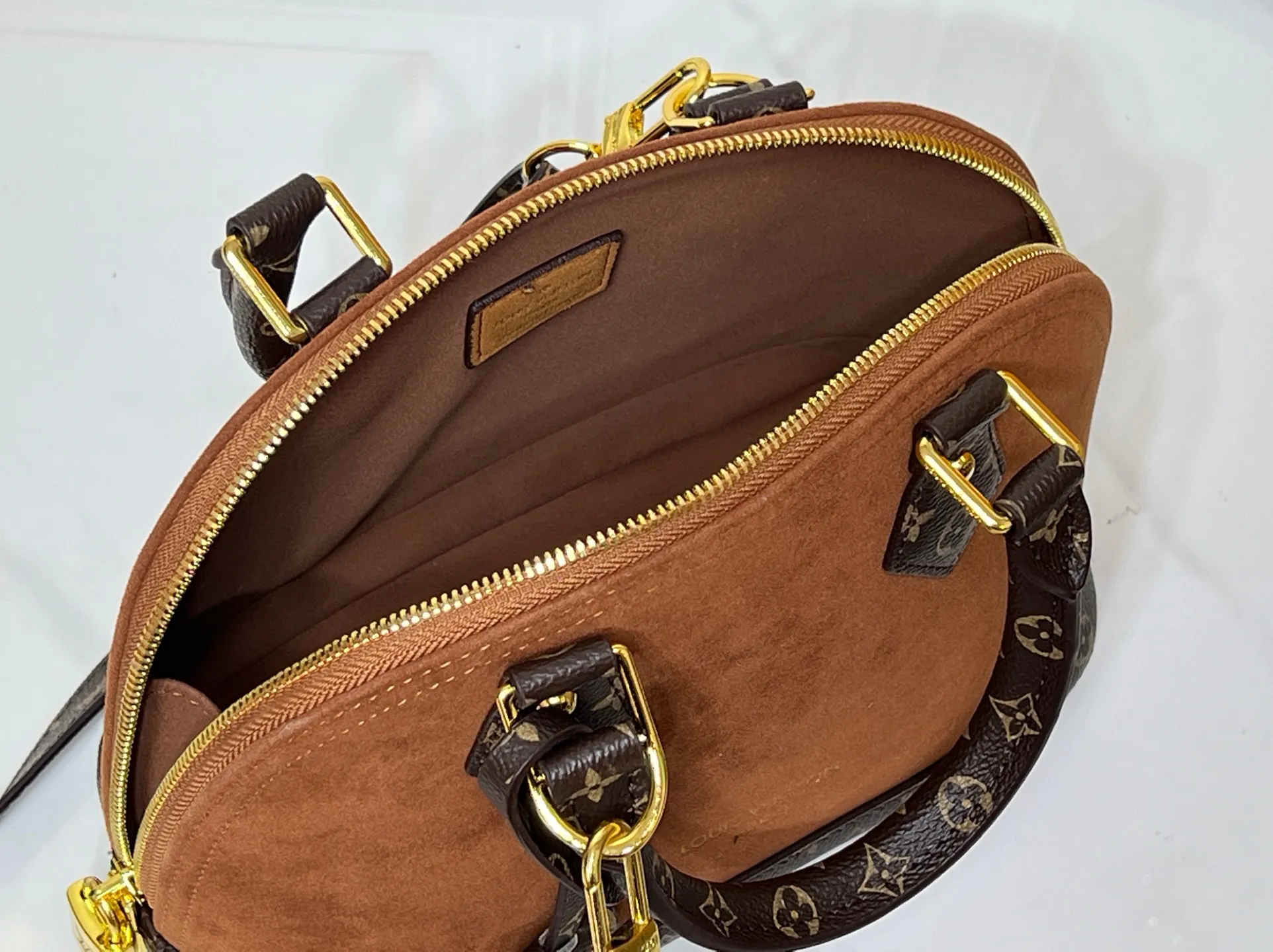 Batch 300💰Presbyopic brown M53152 M90611 M82717 Louis Vuitton's iconic handbag, one of the most structured and structured. Its prototype is a piece designed by Gaston Vuitton and named after the Alma Bridge, which connects two adjacent fashionable districts in Paris. Signature Monogram canvas gives it a classic feel. Dimensions: 25 x 19 x 12 cm (length x height x width)
