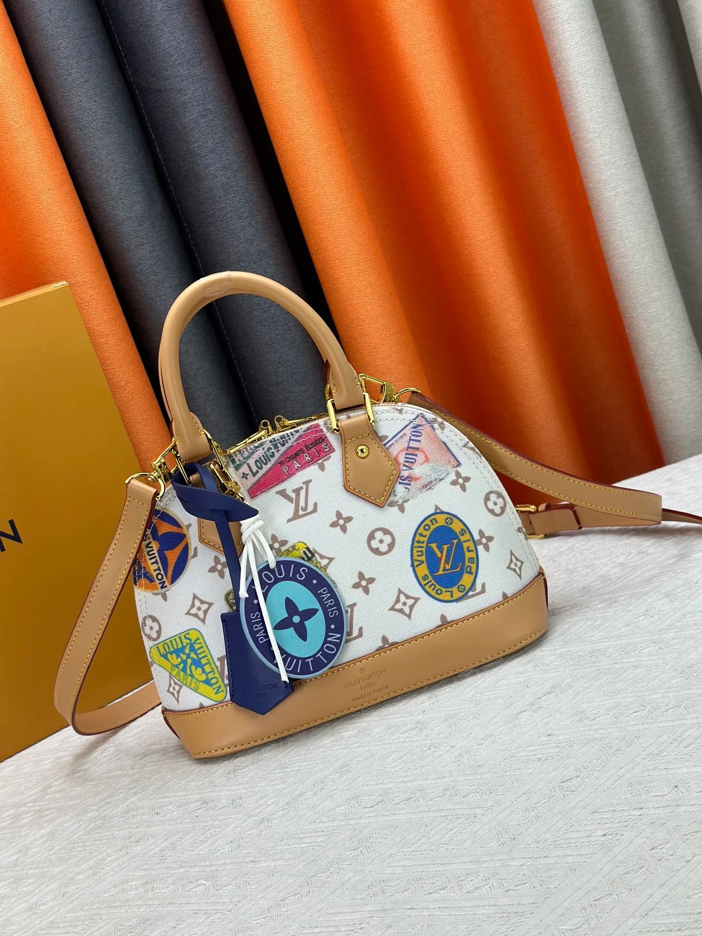 P320 Upgraded version M53152 White Seal This charming Alma BB handbag is derived from the classic Louis Vuitton bag designed in 1934. Iconic elements give this Monogram canvas bag a classic elegance: padlock and key charm, Toron handle and refined leather key holder. Features a detachable shoulder strap for cross-body wear. Dimensions: 23.5 x 17.5 x 11.5 cm (length x height x width)