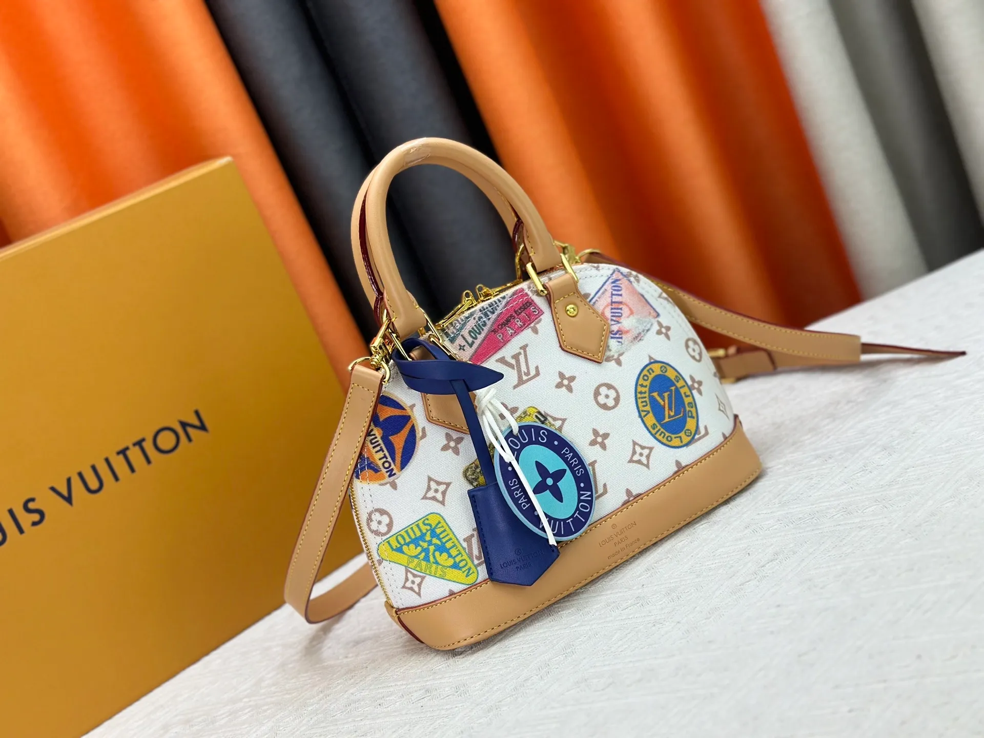 P320 Upgraded version M53152 White Seal This charming Alma BB handbag is derived from the classic Louis Vuitton bag designed in 1934. Iconic elements give this Monogram canvas bag a classic elegance: padlock and key charm, Toron handle and refined leather key holder. Features a detachable shoulder strap for cross-body wear. Dimensions: 23.5 x 17.5 x 11.5 cm (length x height x width)