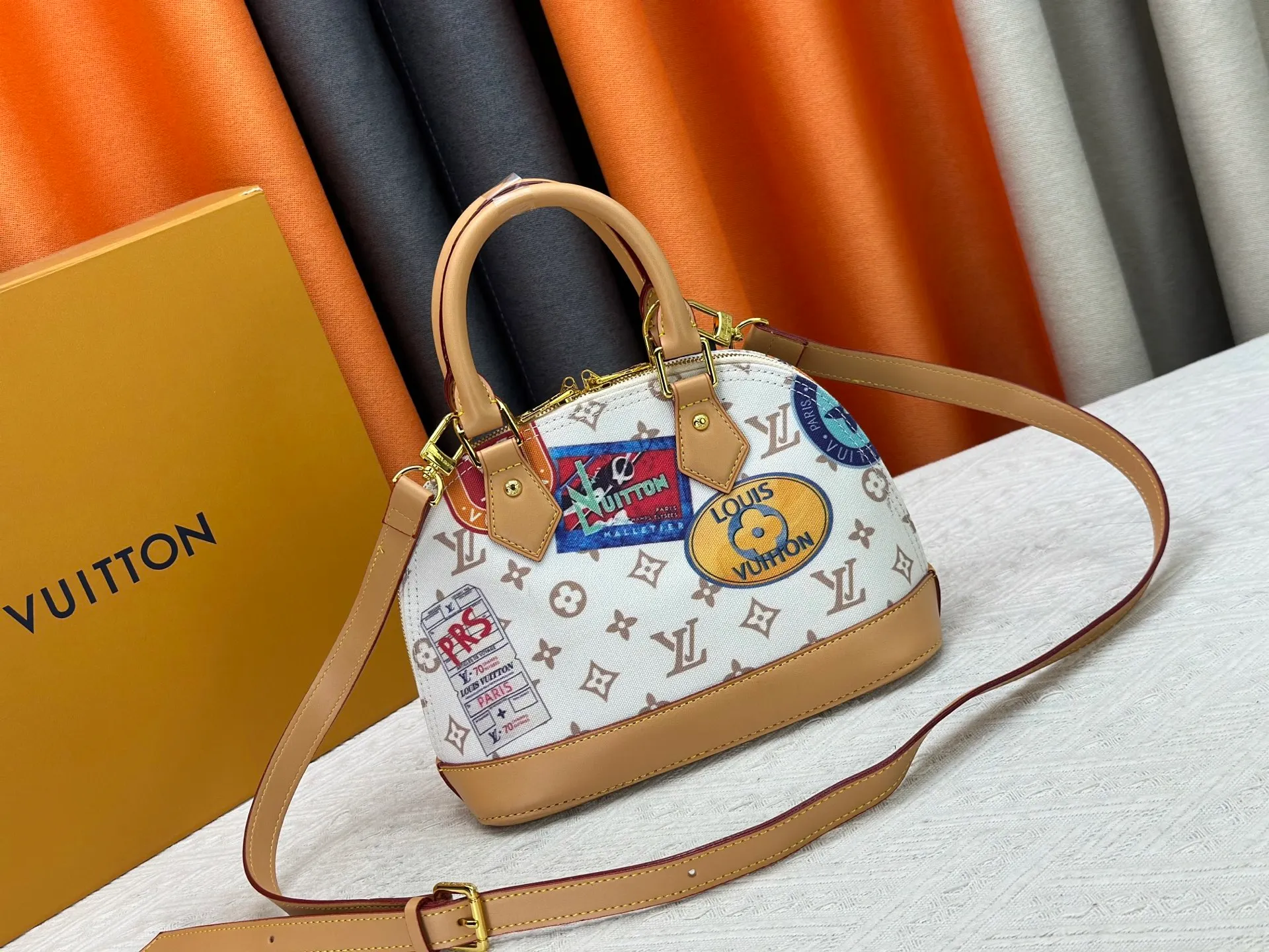 P320 Upgraded version M53152 White Seal This charming Alma BB handbag is derived from the classic Louis Vuitton bag designed in 1934. Iconic elements give this Monogram canvas bag a classic elegance: padlock and key charm, Toron handle and refined leather key holder. Features a detachable shoulder strap for cross-body wear. Dimensions: 23.5 x 17.5 x 11.5 cm (length x height x width)