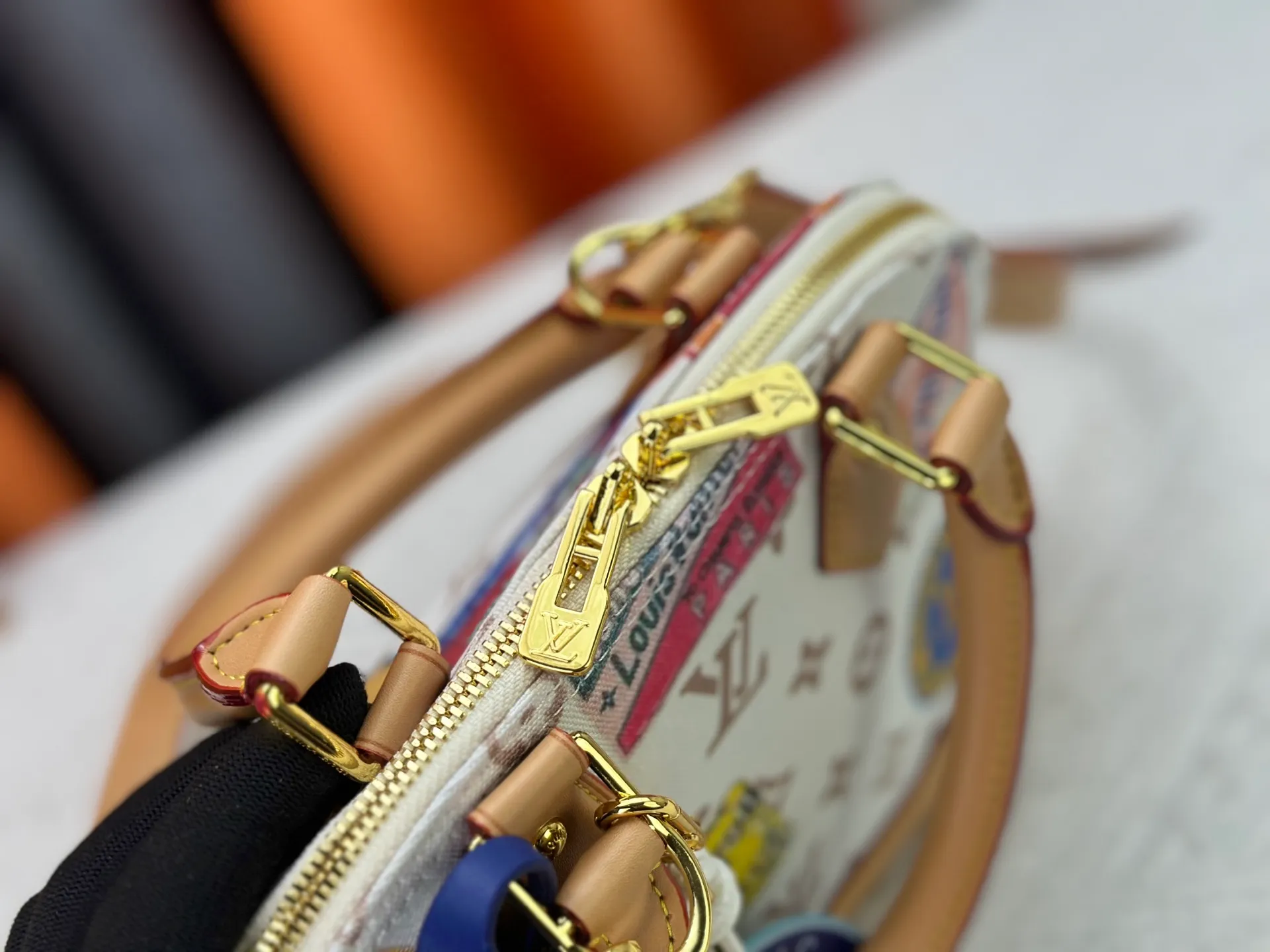 P320 Upgraded version M53152 White Seal This charming Alma BB handbag is derived from the classic Louis Vuitton bag designed in 1934. Iconic elements give this Monogram canvas bag a classic elegance: padlock and key charm, Toron handle and refined leather key holder. Features a detachable shoulder strap for cross-body wear. Dimensions: 23.5 x 17.5 x 11.5 cm (length x height x width)