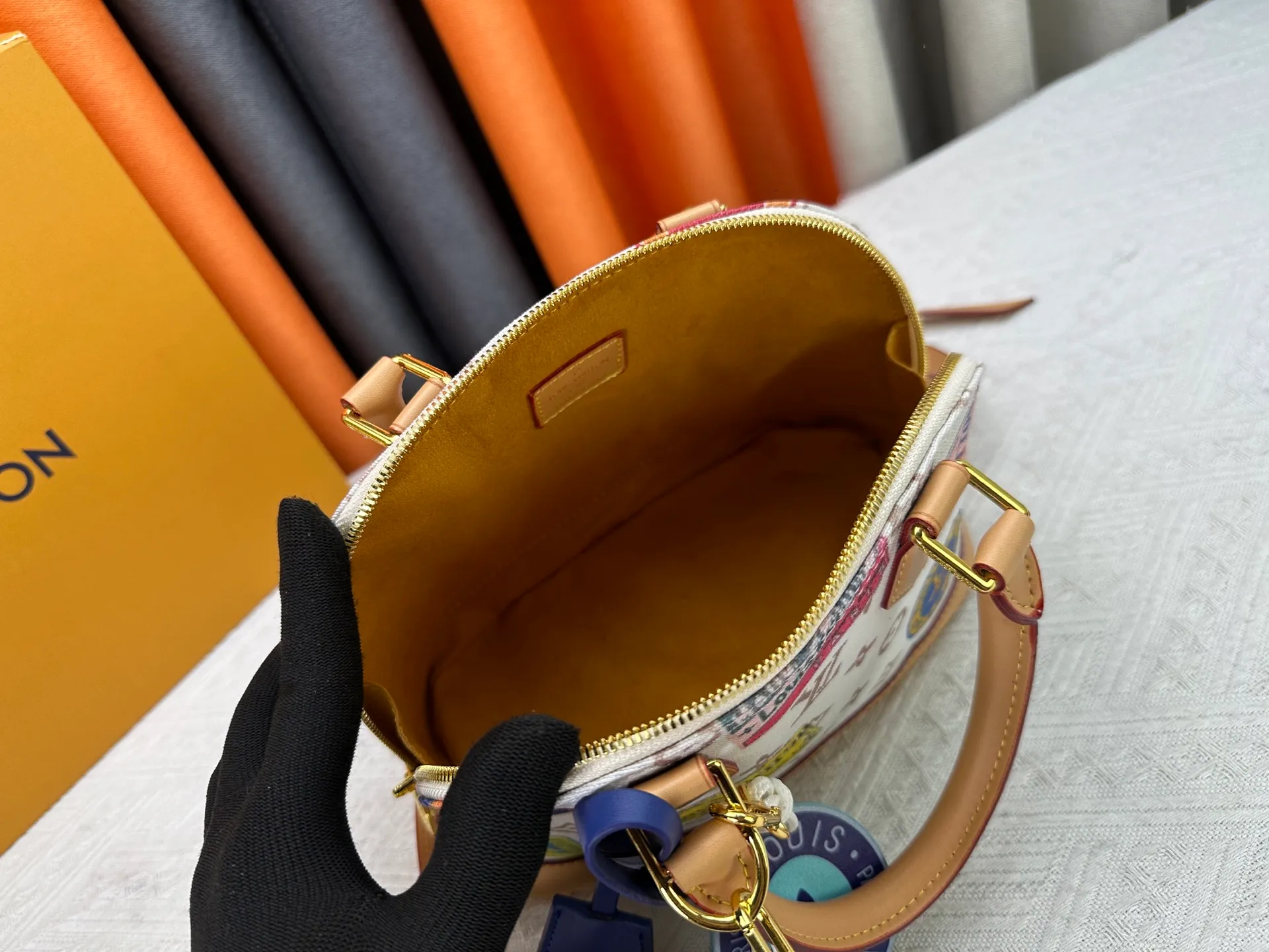 P320 Upgraded version M53152 White Seal This charming Alma BB handbag is derived from the classic Louis Vuitton bag designed in 1934. Iconic elements give this Monogram canvas bag a classic elegance: padlock and key charm, Toron handle and refined leather key holder. Features a detachable shoulder strap for cross-body wear. Dimensions: 23.5 x 17.5 x 11.5 cm (length x height x width)