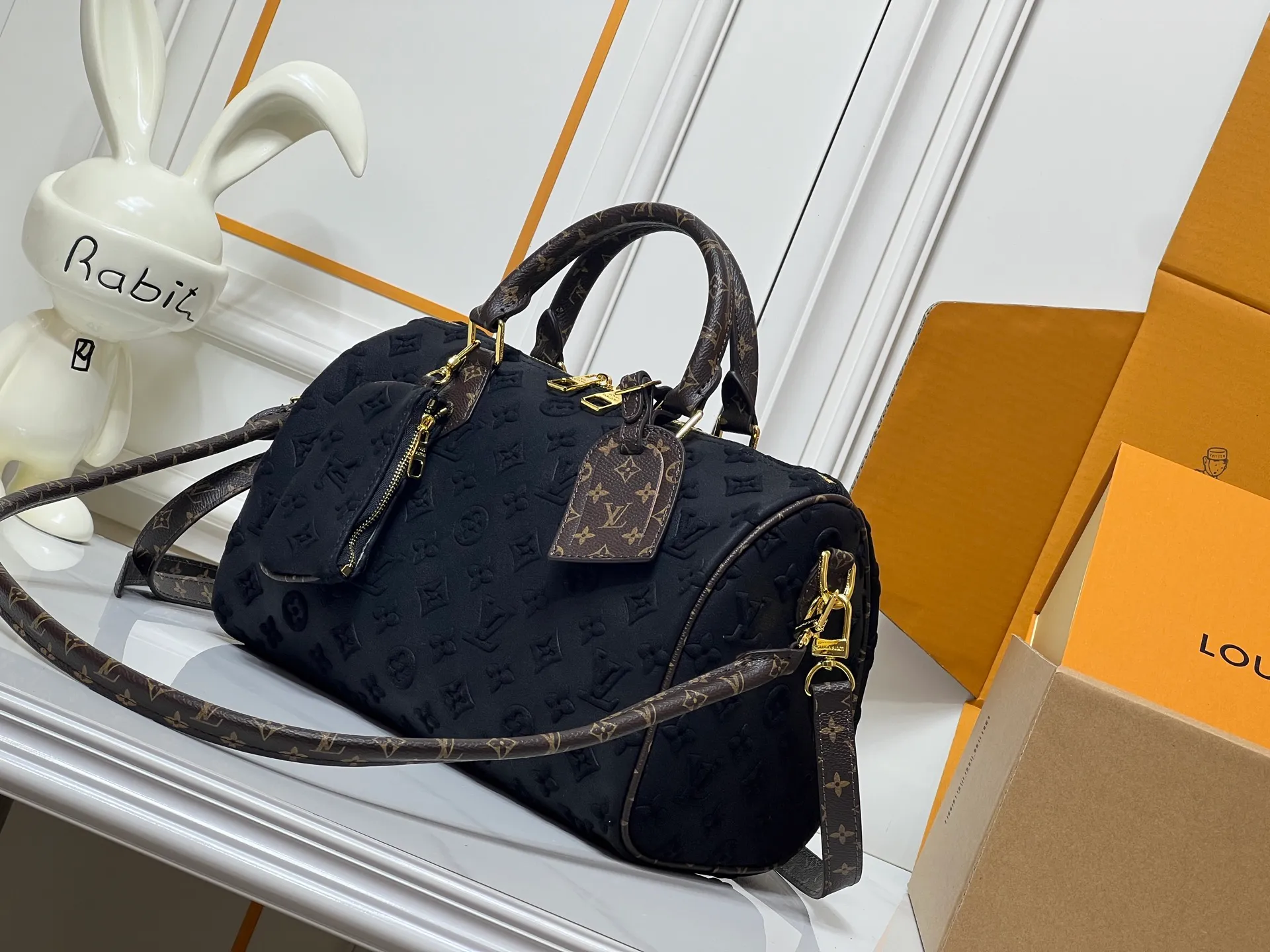 Batch 300💰M15225 M22853 Speedy Bandoulière 30 Handbag A refreshed piece of Louis Vuitton's classic Speedy series, it is crafted from gray embossed leather and is engraved with the brand's iconic Monogram pattern, fully demonstrating the brand's heritage in the texture. Equipped with golden metal accessories, it has a delicate handle and an adjustable shoulder strap, so it can be carried elegantly by hand or worn casually across the body. Built-in detachable coin purse blends practicality and design. From daily commuting to leisure travel, it combines classic bag shapes with modern materials to interpret the balance of French elegance and pragmatism. It is a fashionable item that highlights your individual taste. Dimensions: 30x18x17 cm