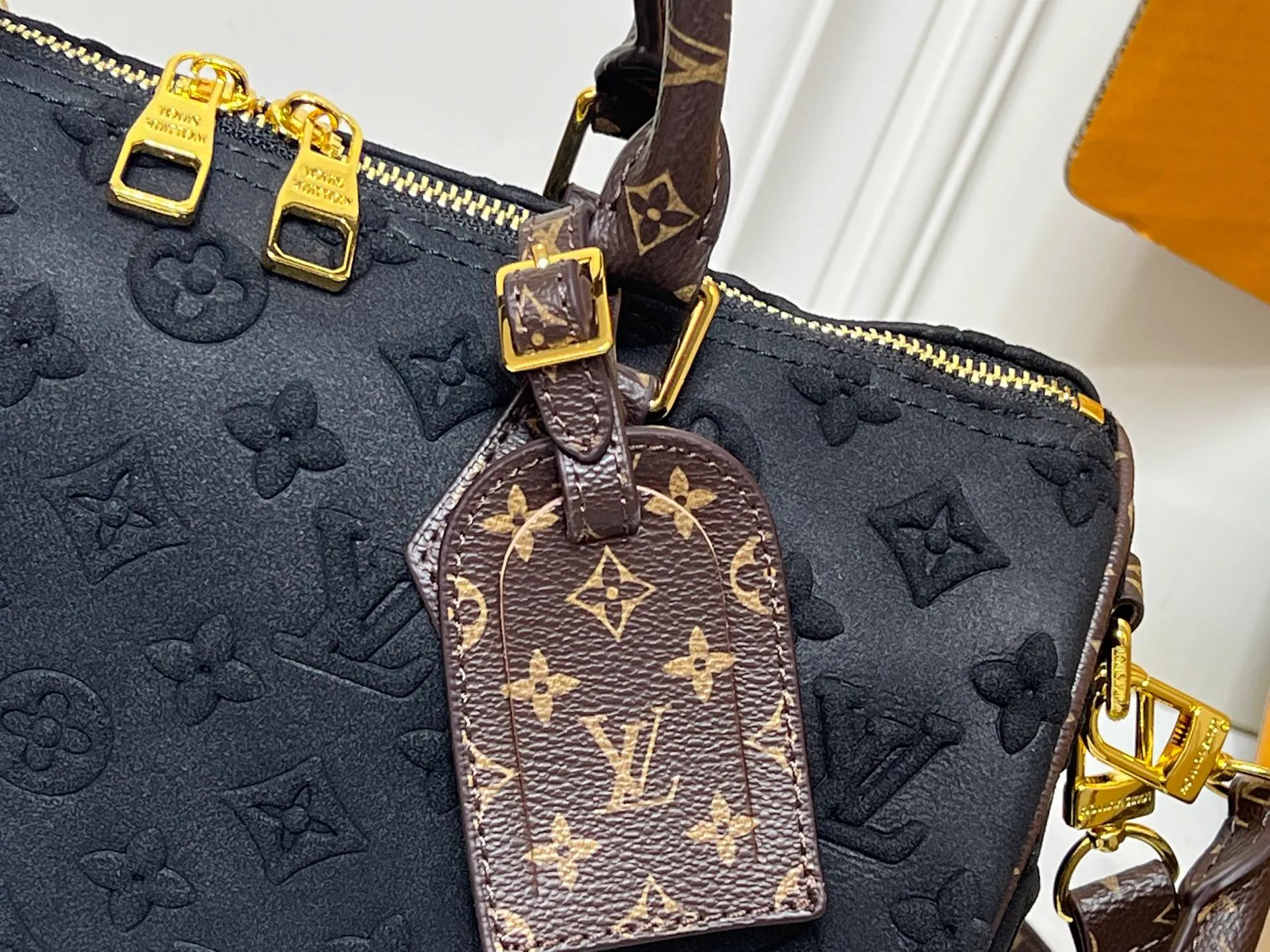 Batch 300💰M15225 M22853 Speedy Bandoulière 30 Handbag A refreshed piece of Louis Vuitton's classic Speedy series, it is crafted from gray embossed leather and is engraved with the brand's iconic Monogram pattern, fully demonstrating the brand's heritage in the texture. Equipped with golden metal accessories, it has a delicate handle and an adjustable shoulder strap, so it can be carried elegantly by hand or worn casually across the body. Built-in detachable coin purse blends practicality and design. From daily commuting to leisure travel, it combines classic bag shapes with modern materials to interpret the balance of French elegance and pragmatism. It is a fashionable item that highlights your individual taste. Dimensions: 30x18x17 cm