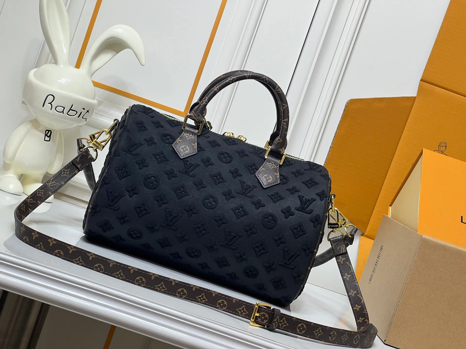 Batch 300💰M15225 M22853 Speedy Bandoulière 30 Handbag A refreshed piece of Louis Vuitton's classic Speedy series, it is crafted from gray embossed leather and is engraved with the brand's iconic Monogram pattern, fully demonstrating the brand's heritage in the texture. Equipped with golden metal accessories, it has a delicate handle and an adjustable shoulder strap, so it can be carried elegantly by hand or worn casually across the body. Built-in detachable coin purse blends practicality and design. From daily commuting to leisure travel, it combines classic bag shapes with modern materials to interpret the balance of French elegance and pragmatism. It is a fashionable item that highlights your individual taste. Dimensions: 30x18x17 cm
