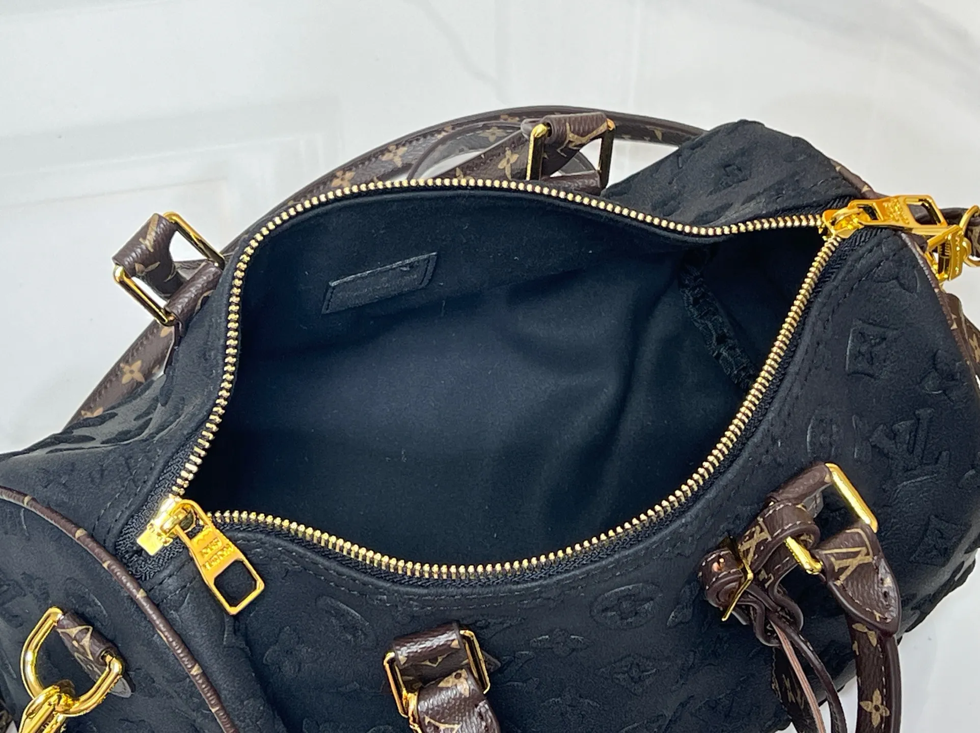 Batch 300💰M15225 M22853 Speedy Bandoulière 30 Handbag A refreshed piece of Louis Vuitton's classic Speedy series, it is crafted from gray embossed leather and is engraved with the brand's iconic Monogram pattern, fully demonstrating the brand's heritage in the texture. Equipped with golden metal accessories, it has a delicate handle and an adjustable shoulder strap, so it can be carried elegantly by hand or worn casually across the body. Built-in detachable coin purse blends practicality and design. From daily commuting to leisure travel, it combines classic bag shapes with modern materials to interpret the balance of French elegance and pragmatism. It is a fashionable item that highlights your individual taste. Dimensions: 30x18x17 cm