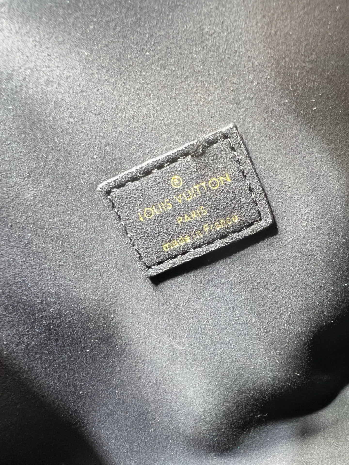 Batch 300💰M15225 M22853 Speedy Bandoulière 30 Handbag A refreshed piece of Louis Vuitton's classic Speedy series, it is crafted from gray embossed leather and is engraved with the brand's iconic Monogram pattern, fully demonstrating the brand's heritage in the texture. Equipped with golden metal accessories, it has a delicate handle and an adjustable shoulder strap, so it can be carried elegantly by hand or worn casually across the body. Built-in detachable coin purse blends practicality and design. From daily commuting to leisure travel, it combines classic bag shapes with modern materials to interpret the balance of French elegance and pragmatism. It is a fashionable item that highlights your individual taste. Dimensions: 30x18x17 cm