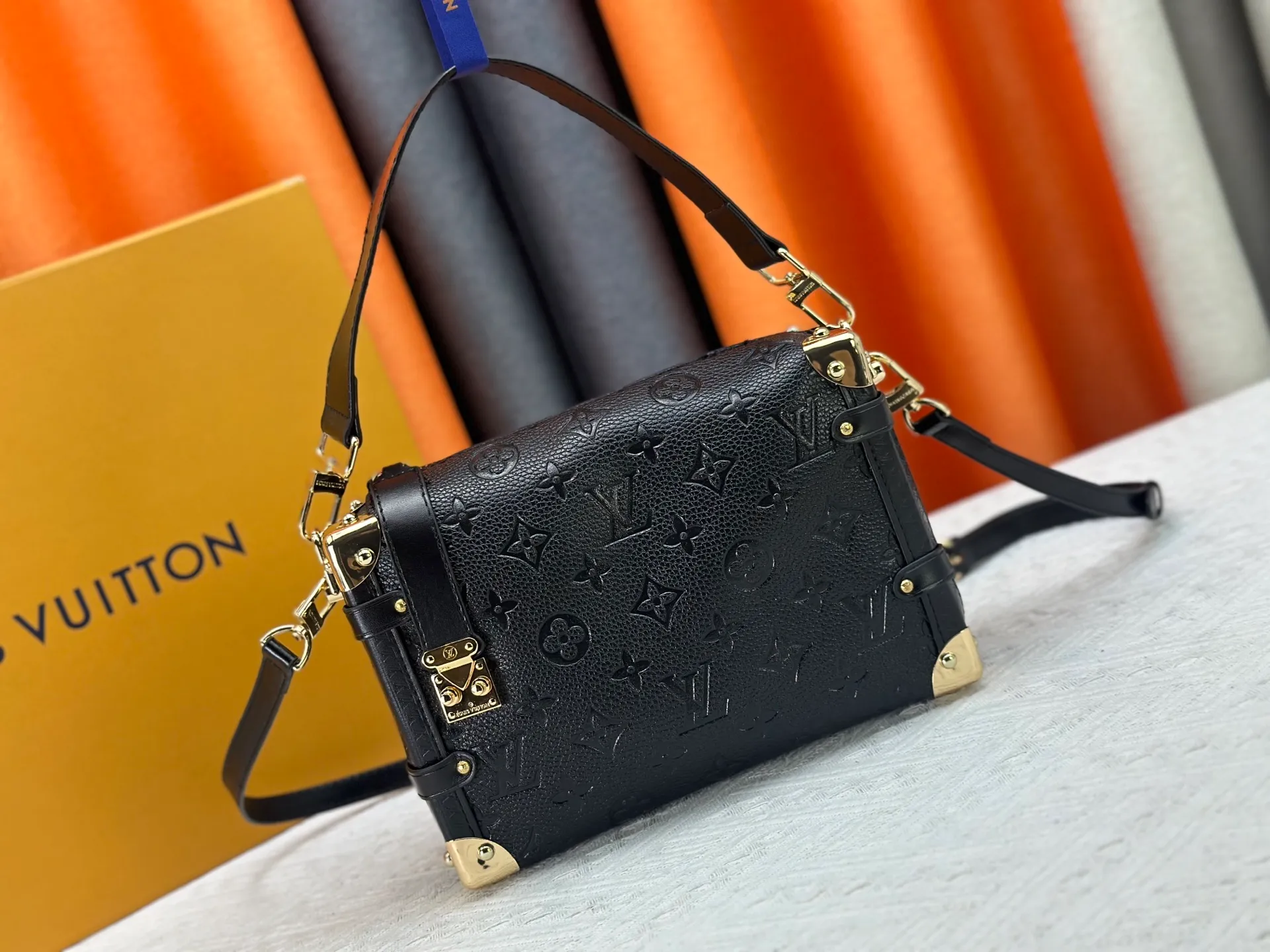 P300 M26304 M46358 continues to interpret Louis Vuitton’s trunk-making tradition in the 2025 autumn and winter series. The medium Sidle Trunk bag is crafted in signature Monogram Saga leather, with a vintage texture inspired by the classic trench coat worn by supermodel Freja Beha Erichsen in her debut show for Nicolas Ghesquiere. The design with multiple carrying methods makes it easy to switch between day and night situations, and it has both practical function and elegant temperament. Dimensions: 23.5x16x8.5cm