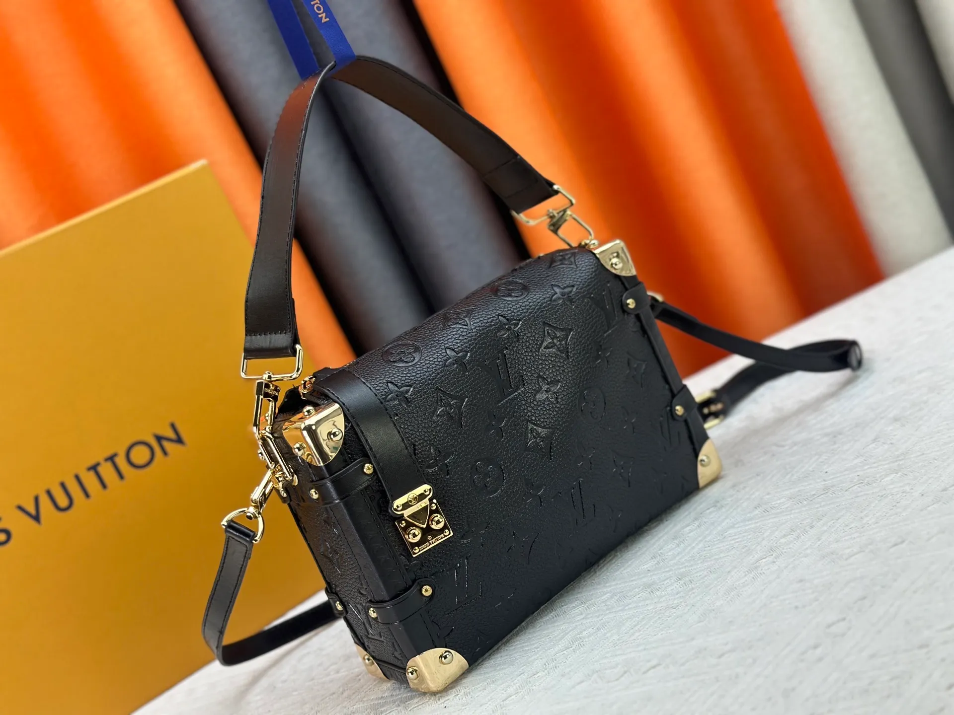 P300 M26304 M46358 continues to interpret Louis Vuitton’s trunk-making tradition in the 2025 autumn and winter series. The medium Sidle Trunk bag is crafted in signature Monogram Saga leather, with a vintage texture inspired by the classic trench coat worn by supermodel Freja Beha Erichsen in her debut show for Nicolas Ghesquiere. The design with multiple carrying methods makes it easy to switch between day and night situations, and it has both practical function and elegant temperament. Dimensions: 23.5x16x8.5cm