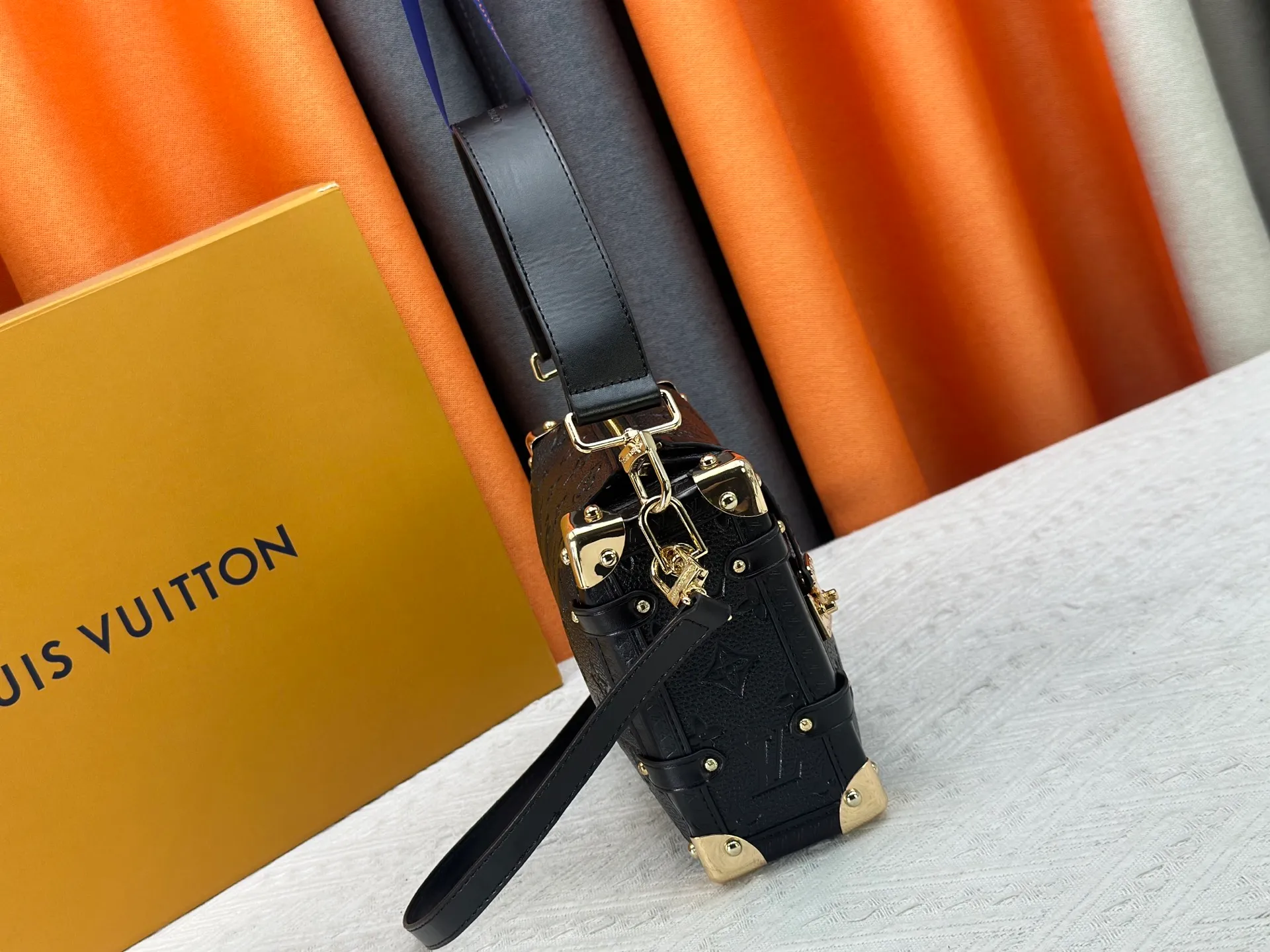 P300 M26304 M46358 continues to interpret Louis Vuitton’s trunk-making tradition in the 2025 autumn and winter series. The medium Sidle Trunk bag is crafted in signature Monogram Saga leather, with a vintage texture inspired by the classic trench coat worn by supermodel Freja Beha Erichsen in her debut show for Nicolas Ghesquiere. The design with multiple carrying methods makes it easy to switch between day and night situations, and it has both practical function and elegant temperament. Dimensions: 23.5x16x8.5cm
