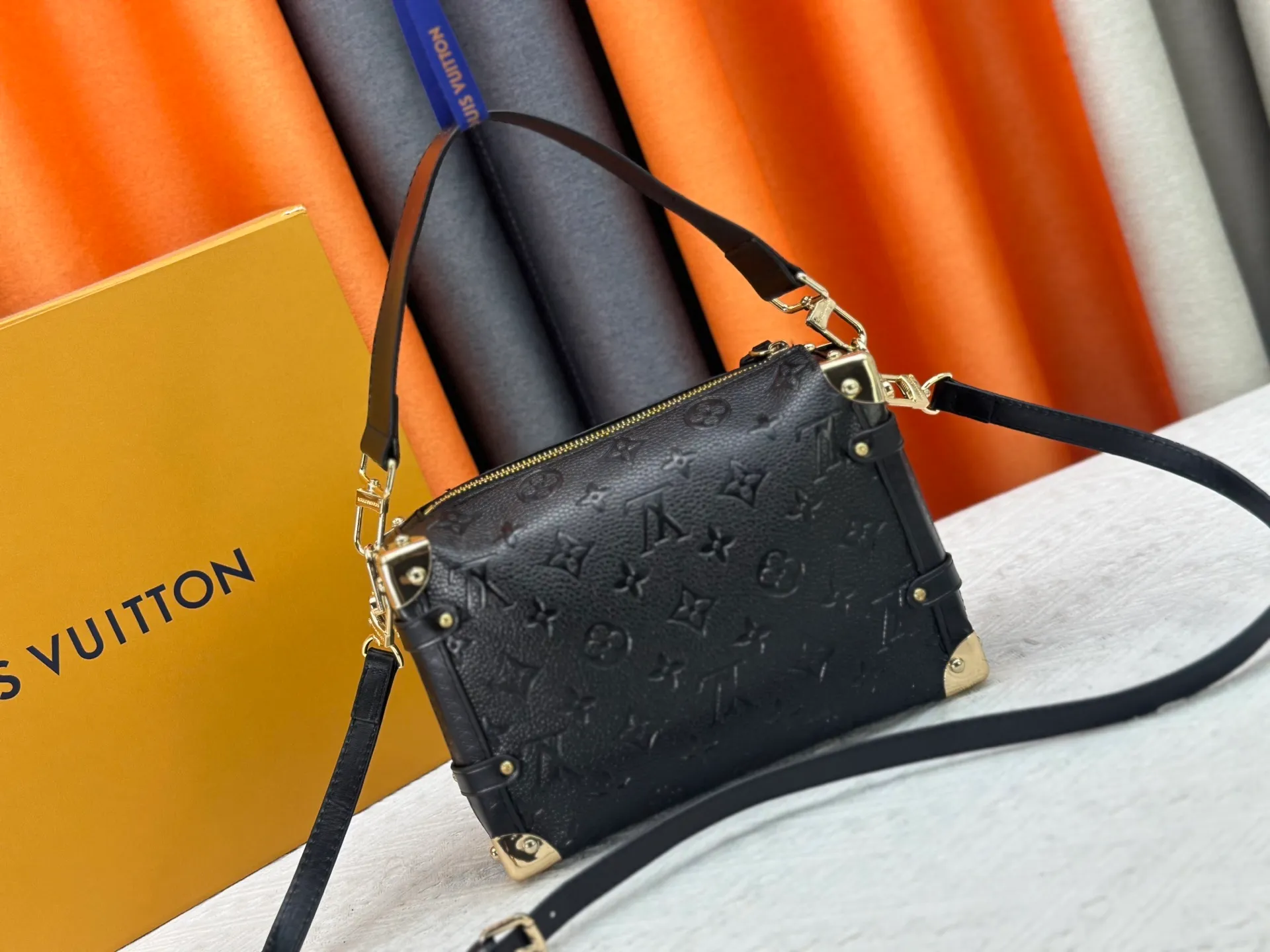 P300 M26304 M46358 continues to interpret Louis Vuitton’s trunk-making tradition in the 2025 autumn and winter series. The medium Sidle Trunk bag is crafted in signature Monogram Saga leather, with a vintage texture inspired by the classic trench coat worn by supermodel Freja Beha Erichsen in her debut show for Nicolas Ghesquiere. The design with multiple carrying methods makes it easy to switch between day and night situations, and it has both practical function and elegant temperament. Dimensions: 23.5x16x8.5cm