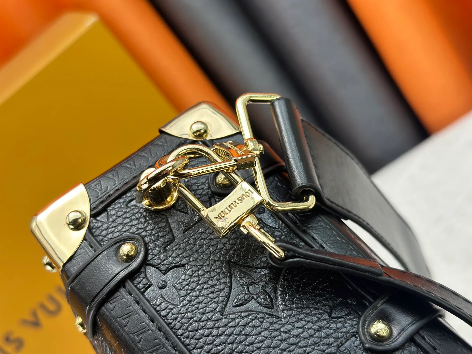 P300 M26304 M46358 continues to interpret Louis Vuitton’s trunk-making tradition in the 2025 autumn and winter series. The medium Sidle Trunk bag is crafted in signature Monogram Saga leather, with a vintage texture inspired by the classic trench coat worn by supermodel Freja Beha Erichsen in her debut show for Nicolas Ghesquiere. The design with multiple carrying methods makes it easy to switch between day and night situations, and it has both practical function and elegant temperament. Dimensions: 23.5x16x8.5cm