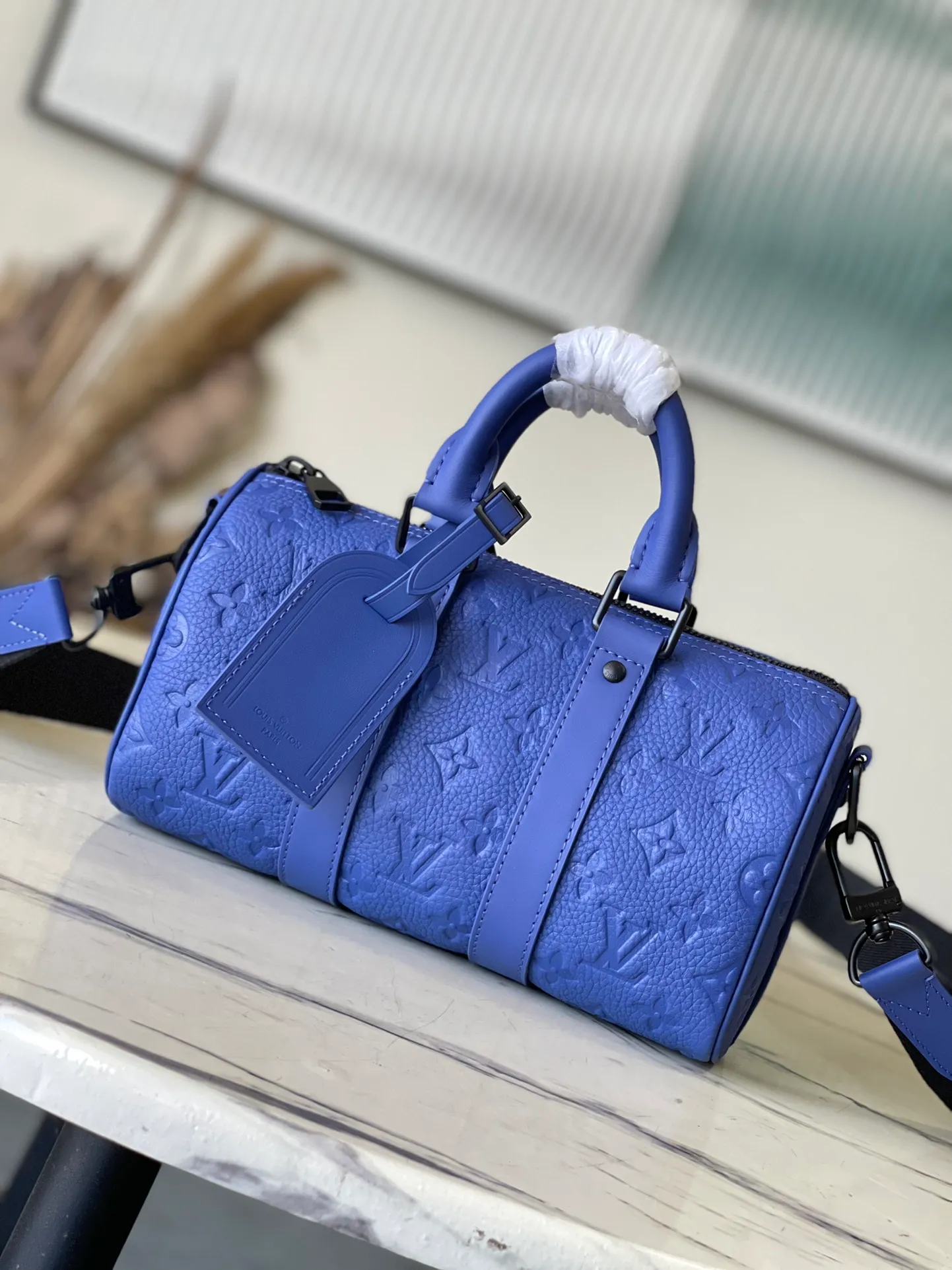 💰960 (top layer leather) top original order M23129 blue M20900 This Keepall Bandoulière 25 handbag is made of Monogram embossed grain Taurillon leather to create an urban travel design. Leather side straps and leather top handles are signature elements of the Keepall collection, while wide textile shoulder straps in the signature texture can be removed or adjusted at will. Detailed features25 x 15 x 11 cm (length x height x width)