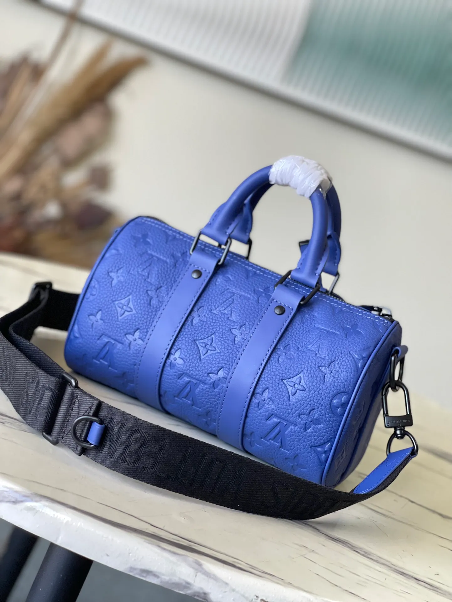 💰960 (top layer leather) top original order M23129 blue M20900 This Keepall Bandoulière 25 handbag is made of Monogram embossed grain Taurillon leather to create an urban travel design. Leather side straps and leather top handles are signature elements of the Keepall collection, while wide textile shoulder straps in the signature texture can be removed or adjusted at will. Detailed features25 x 15 x 11 cm (length x height x width)