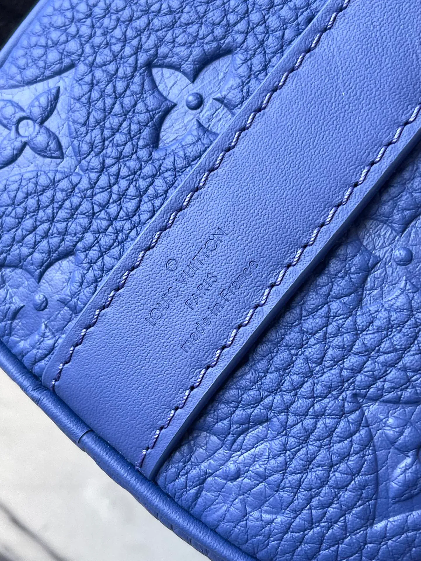 💰960 (top layer leather) top original order M23129 blue M20900 This Keepall Bandoulière 25 handbag is made of Monogram embossed grain Taurillon leather to create an urban travel design. Leather side straps and leather top handles are signature elements of the Keepall collection, while wide textile shoulder straps in the signature texture can be removed or adjusted at will. Detailed features25 x 15 x 11 cm (length x height x width)