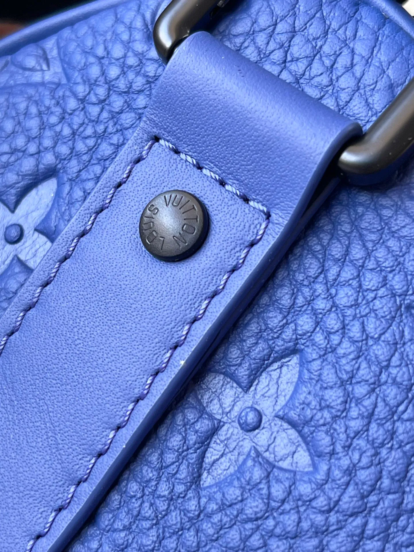 💰960 (top layer leather) top original order M23129 blue M20900 This Keepall Bandoulière 25 handbag is made of Monogram embossed grain Taurillon leather to create an urban travel design. Leather side straps and leather top handles are signature elements of the Keepall collection, while wide textile shoulder straps in the signature texture can be removed or adjusted at will. Detailed features25 x 15 x 11 cm (length x height x width)