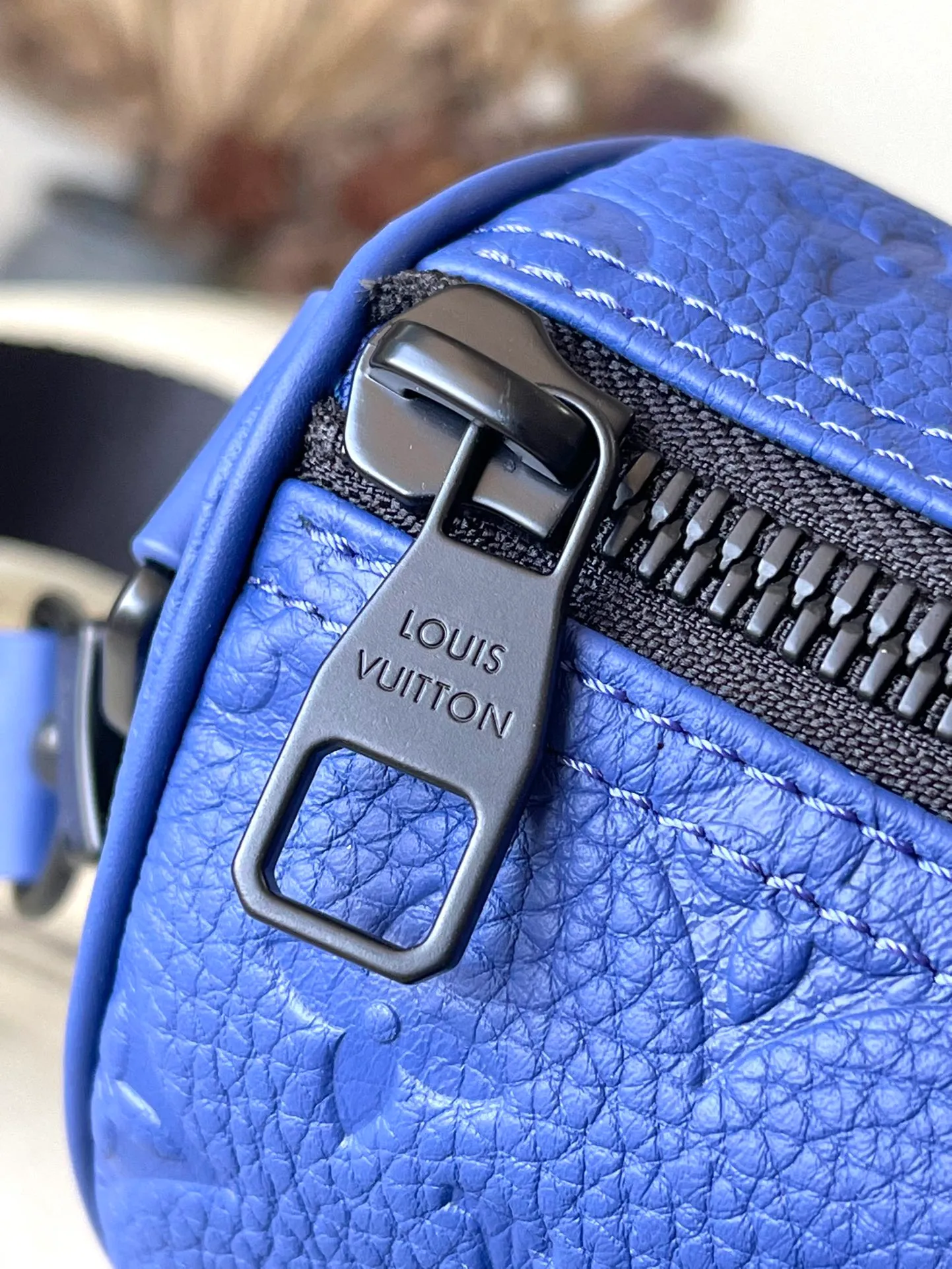 💰960 (top layer leather) top original order M23129 blue M20900 This Keepall Bandoulière 25 handbag is made of Monogram embossed grain Taurillon leather to create an urban travel design. Leather side straps and leather top handles are signature elements of the Keepall collection, while wide textile shoulder straps in the signature texture can be removed or adjusted at will. Detailed features25 x 15 x 11 cm (length x height x width)