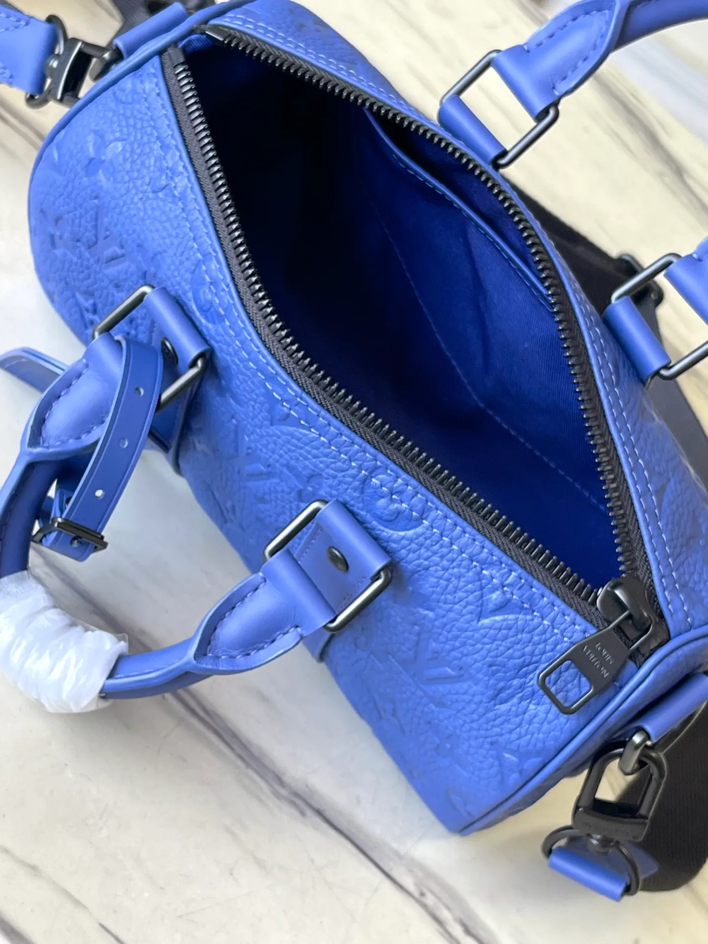 💰960 (top layer leather) top original order M23129 blue M20900 This Keepall Bandoulière 25 handbag is made of Monogram embossed grain Taurillon leather to create an urban travel design. Leather side straps and leather top handles are signature elements of the Keepall collection, while wide textile shoulder straps in the signature texture can be removed or adjusted at will. Detailed features25 x 15 x 11 cm (length x height x width)
