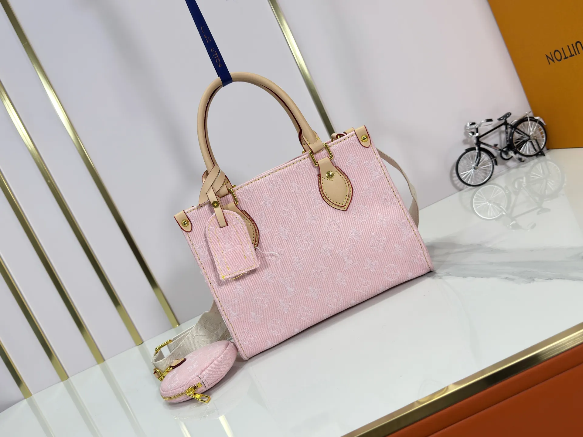 P300 Upgraded original M46373 M13189 M46871 Denim square bag series Onthego medium handbag (denim denim) This Onthego medium handbag is renovated with sand-washed Monogram jacquard denim, with leather trim and contrasting stitching. The ample capacity meets business or leisure needs, and the exquisite handle and long shoulder strap unlock multiple carrying methods. Dimensions 25.0 x 19.0 x 11.5 cm
